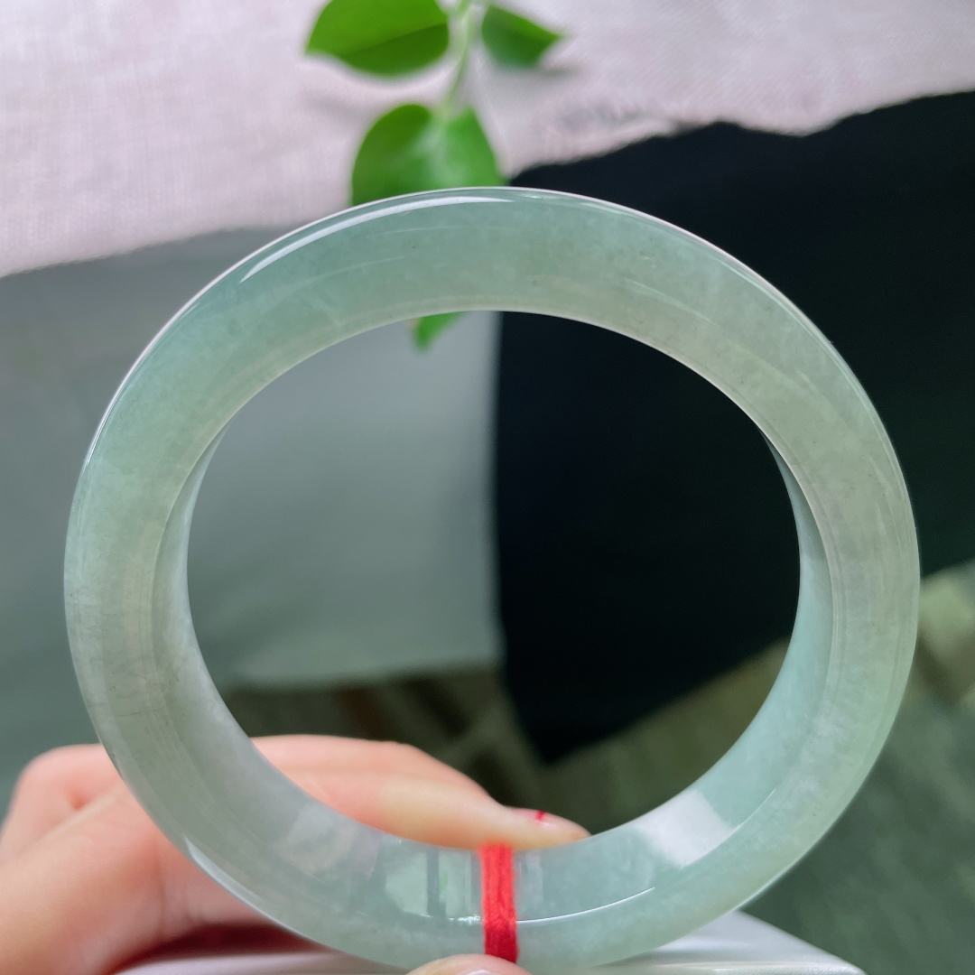 58.7/12.2/8.7，湖水蓝正圈，种老，颜色单一不复杂，日常佩戴从容又优雅，无裂，ss5212
