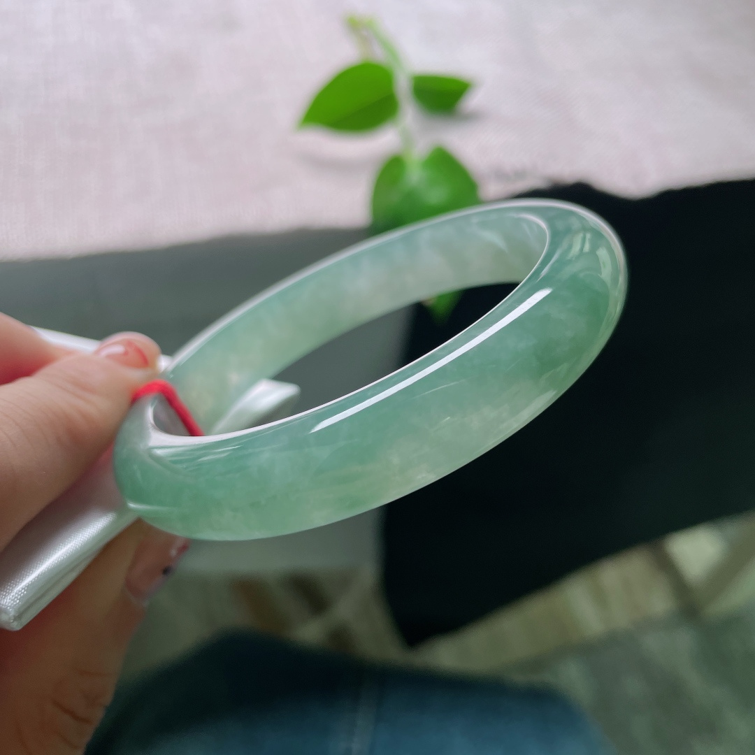 冰油正圈，湖水蓝，莹润通透，佩戴深邃迷人，神秘高贵，冰润细腻，无裂，ss53403a