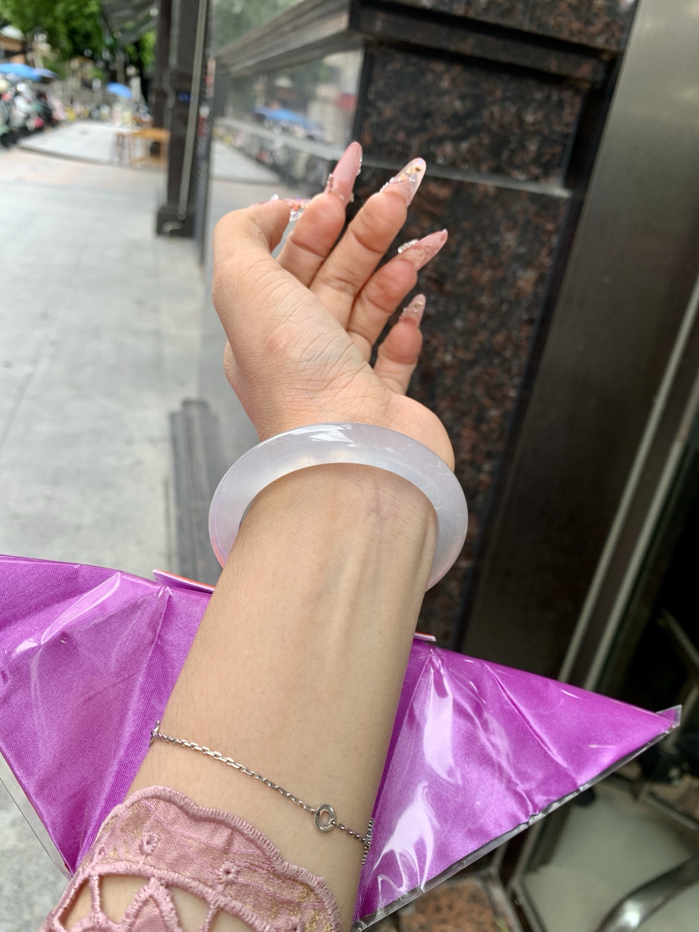 白冰正圈 52.7-7.8-9.9 0618-N1025 打灯细纹，底妆冰透胶润，一腕清透，简约清爽，不挑肤色年龄，给人一种清雅脱俗，天真纯美的感觉，真不愧是翡翠中的初恋