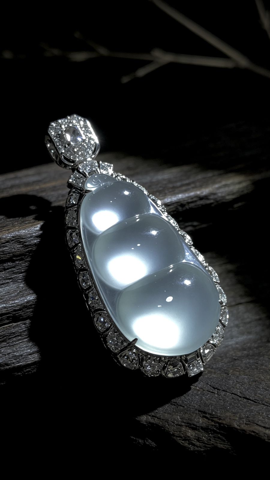 高品质四季平安豆子，
裸石33.5-19-5.8mm，
整体50-24-14mm，14.46g，
18K金，南非钻，