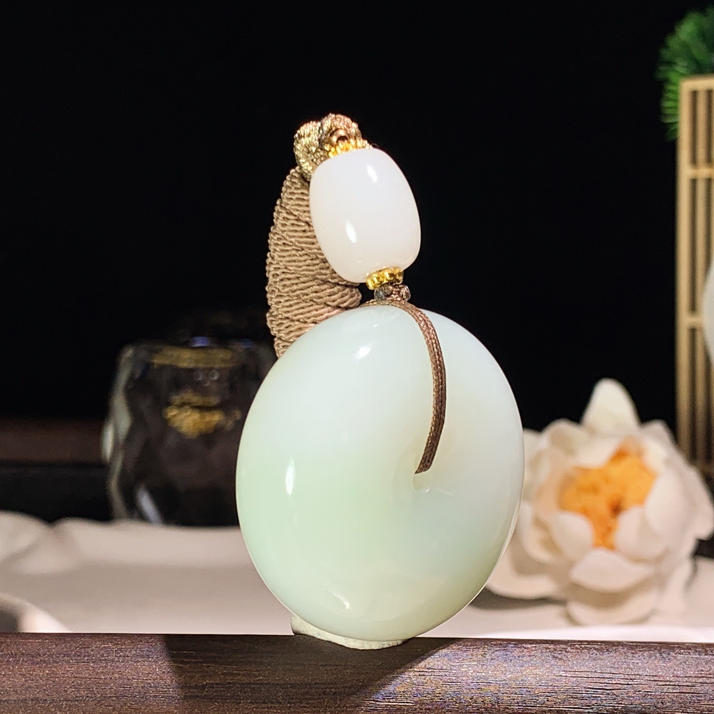 新疆和田玉飘翠平安扣挂件！尺寸35/15重45克。玉质细腻油润。手推出油。佩戴高端典雅。lt2606
