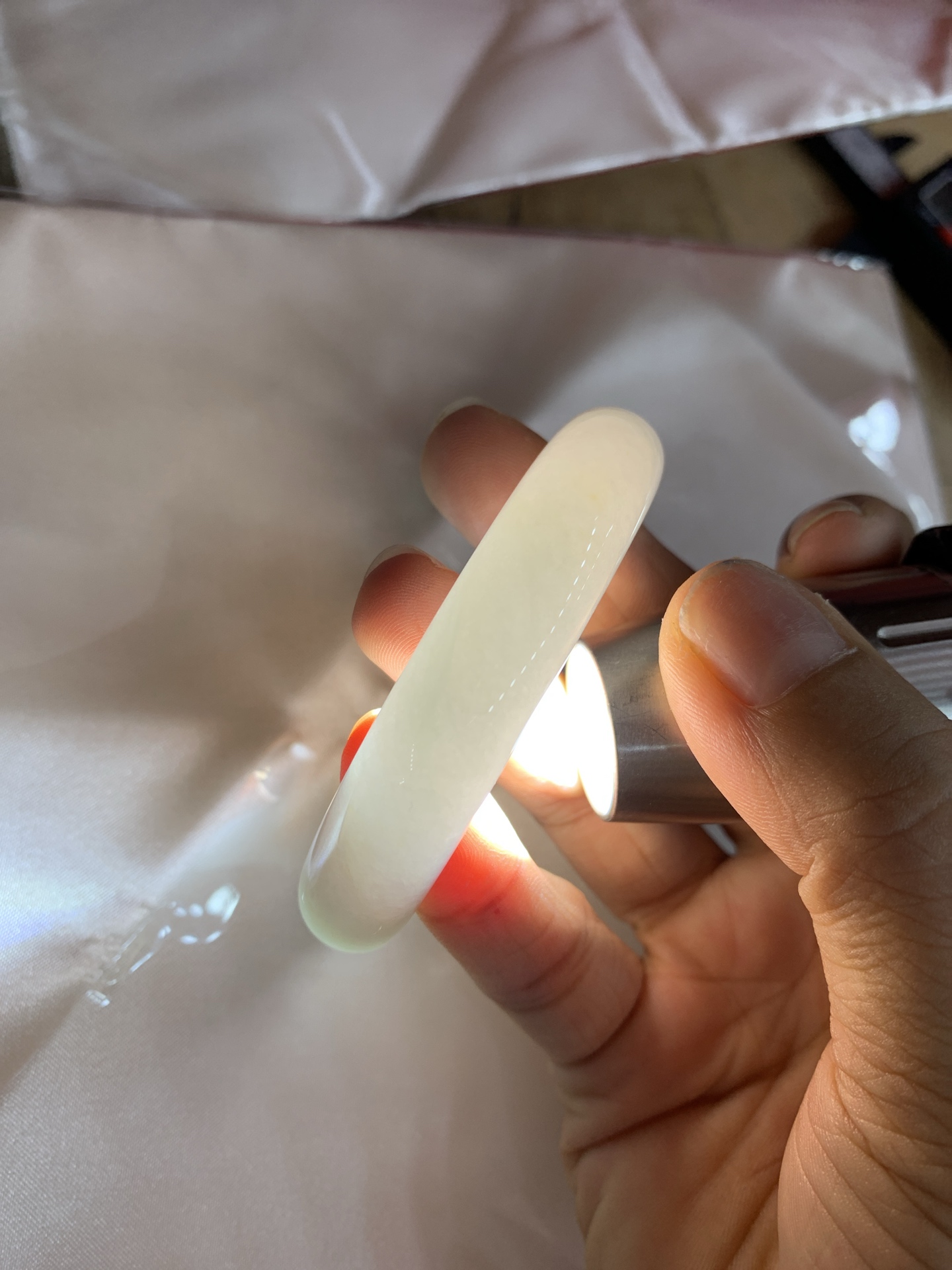 白底青阳绿正圈 52.6-7.4-12.1 0618-N402 打灯棉线，一抹阳绿花点缀腕间风华，干净纯净的底色上，一抹翠色肆意流淌，宛如春日里的繁华盛景