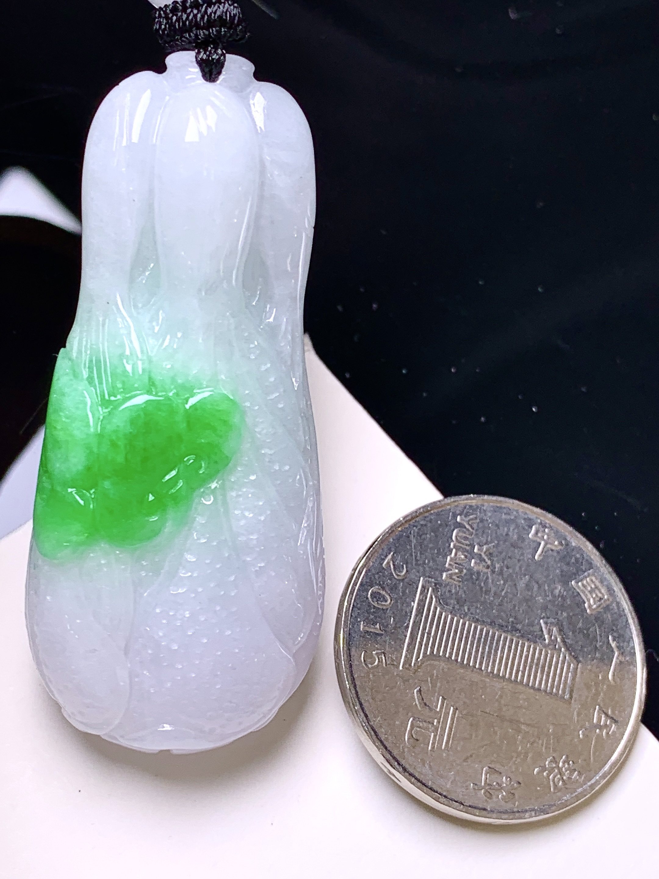 飘绿白菜吊坠 玉质细腻 色泽艳丽清新 整体尺寸50*21.8*12.6 w1
