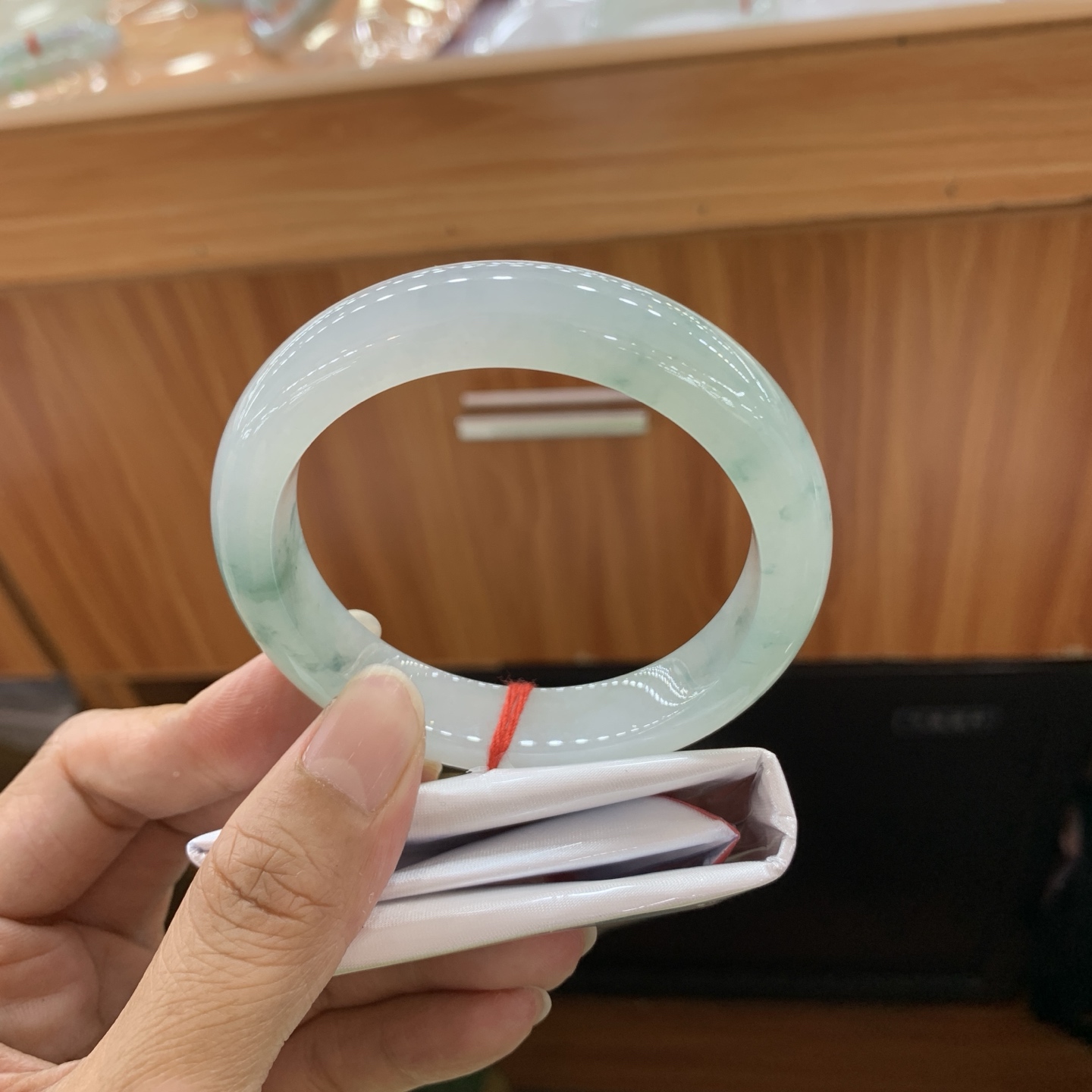 061742FN 飘花正圈翡翠手镯 56.8-12-8.7