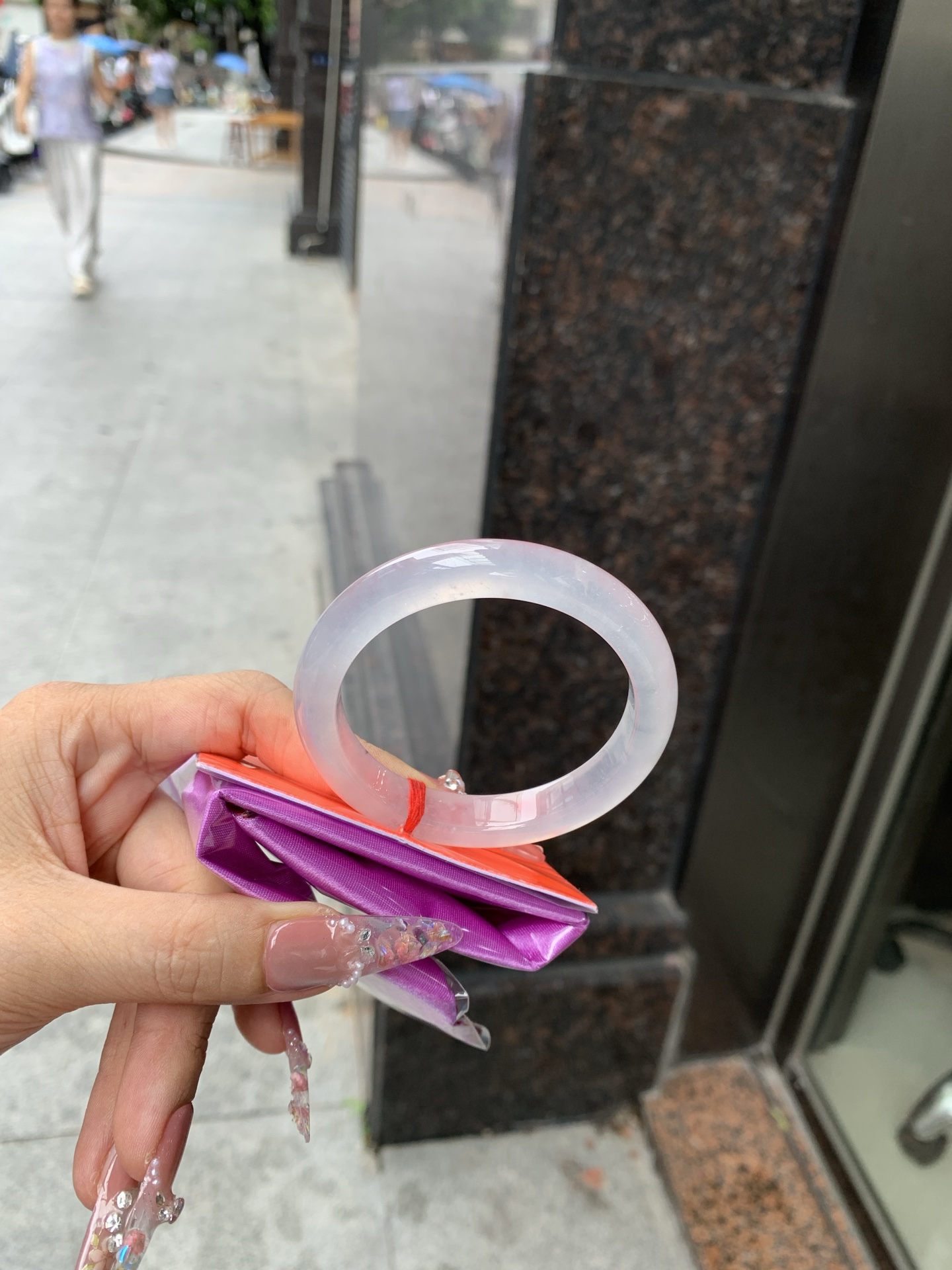 白冰正圈 52.7-7.8-9.9 0618-N1025 打灯细纹，底妆冰透胶润，一腕清透，简约清爽，不挑肤色年龄，给人一种清雅脱俗，天真纯美的感觉，真不愧是翡翠中的初恋