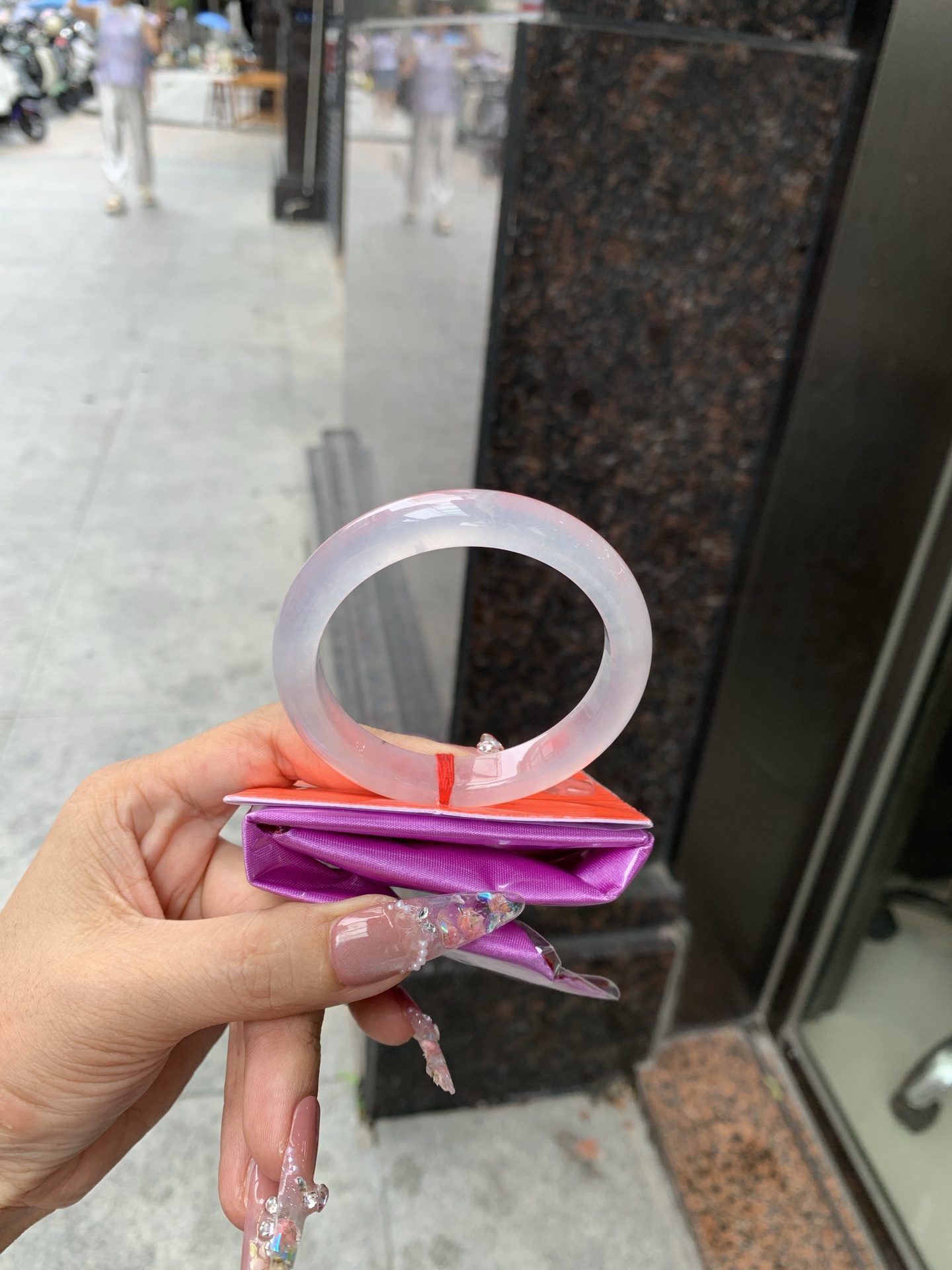 白冰正圈 52.7-7.8-9.9 0618-N1025 打灯细纹，底妆冰透胶润，一腕清透，简约清爽，不挑肤色年龄，给人一种清雅脱俗，天真纯美的感觉，真不愧是翡翠中的初恋