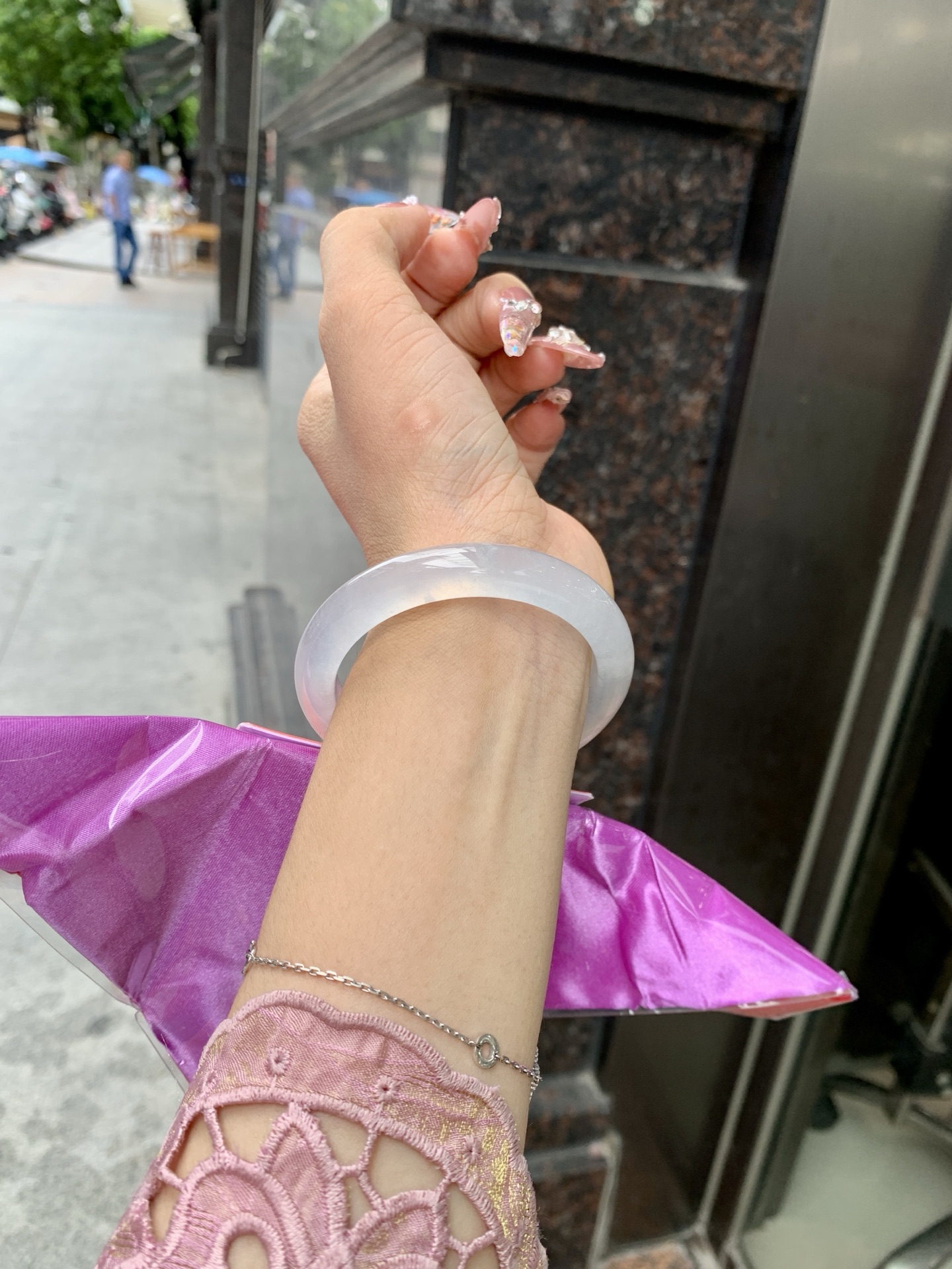 白冰正圈 52.7-7.8-9.9 0618-N1025 打灯细纹，底妆冰透胶润，一腕清透，简约清爽，不挑肤色年龄，给人一种清雅脱俗，天真纯美的感觉，真不愧是翡翠中的初恋