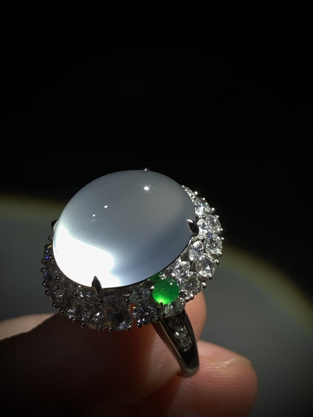 高品质白蛋面戒指，裸石17.5-15.2-10.2mm，台面整体23-21.5-17mm，14#，12.48g，18K金，南非钻，翡翠绿蛋面