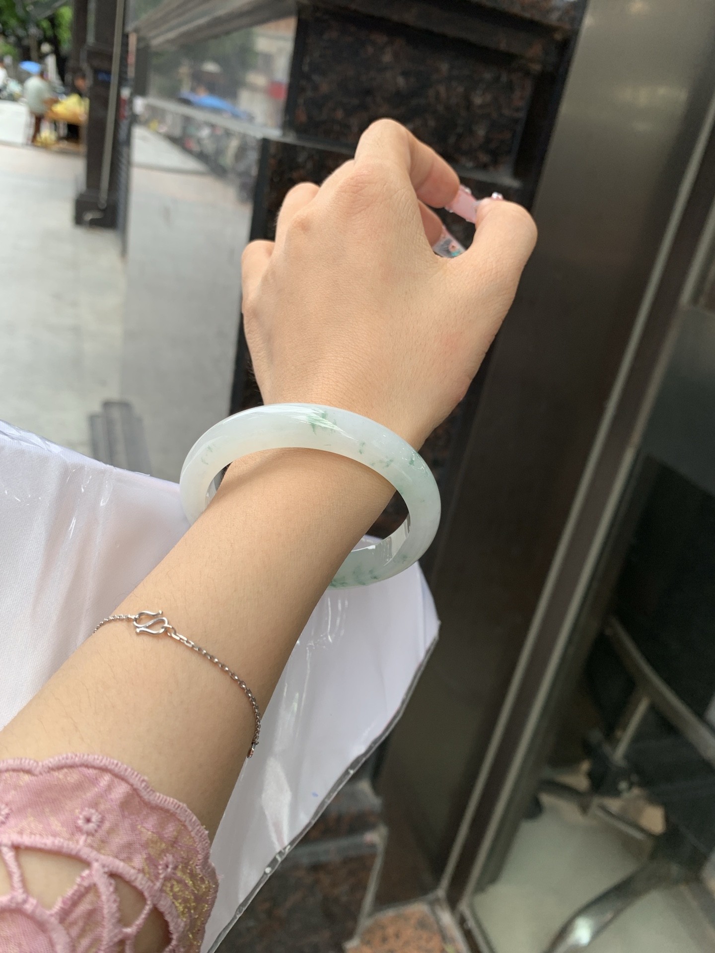 冰飘花正圈 55.8-8-11.3 0618-WL-829 无裂，底妆水润细腻，冰底中开出了朵朵绿花，飘花灵动飘逸，勾勒出一幅唯美诗意的山水意境画，古典优雅又秀气