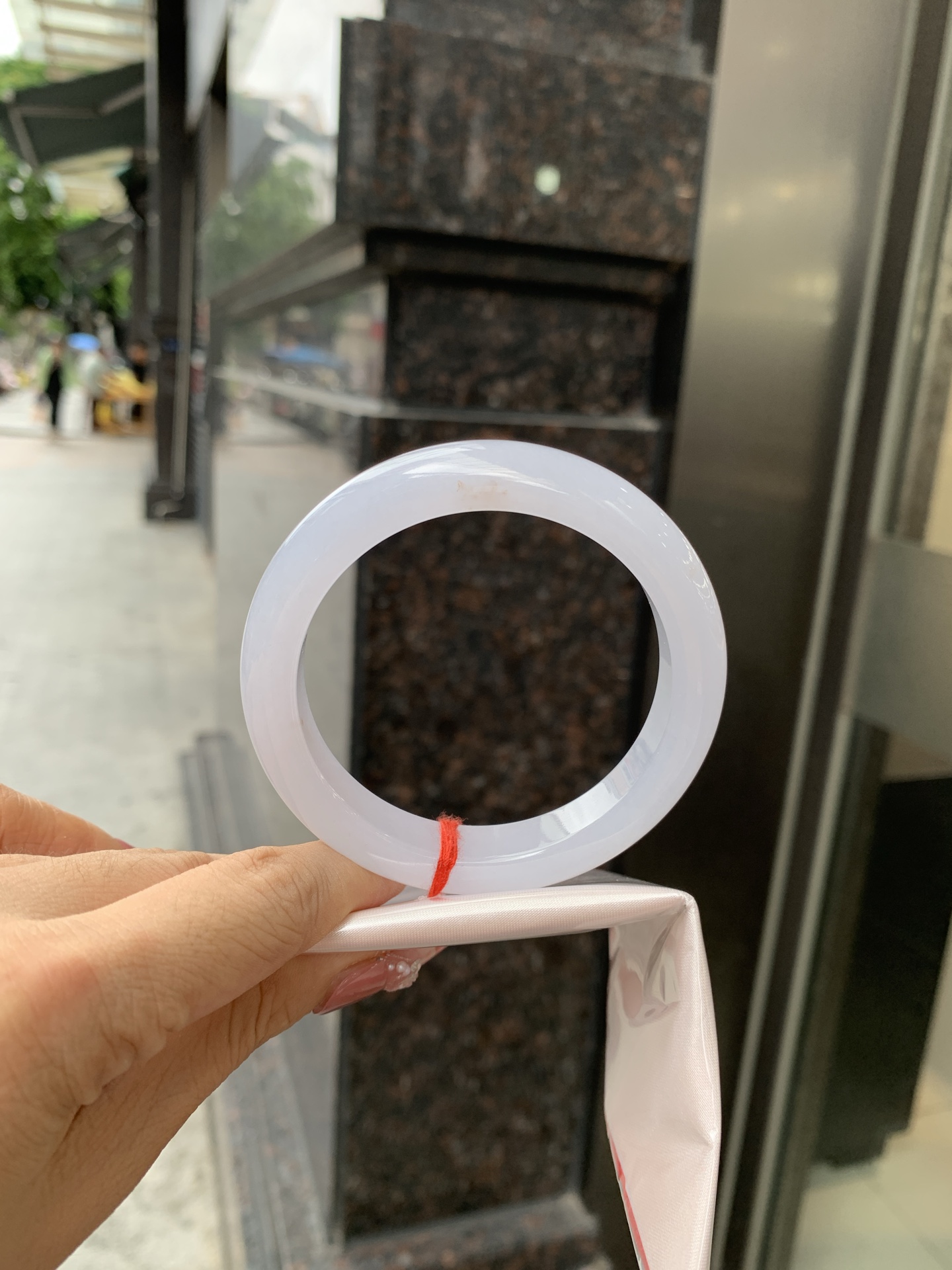 冰粉正圈 56.8-8.8-11.2 0618-FF-3531 无裂，底妆冰润，淡淡粉紫，底妆洒金，清透飘渺如雾般连绵，水光流转的美貌紫镯绝妙冰透，醉卧水云间，氤氲诗意的美跃然于手腕之间