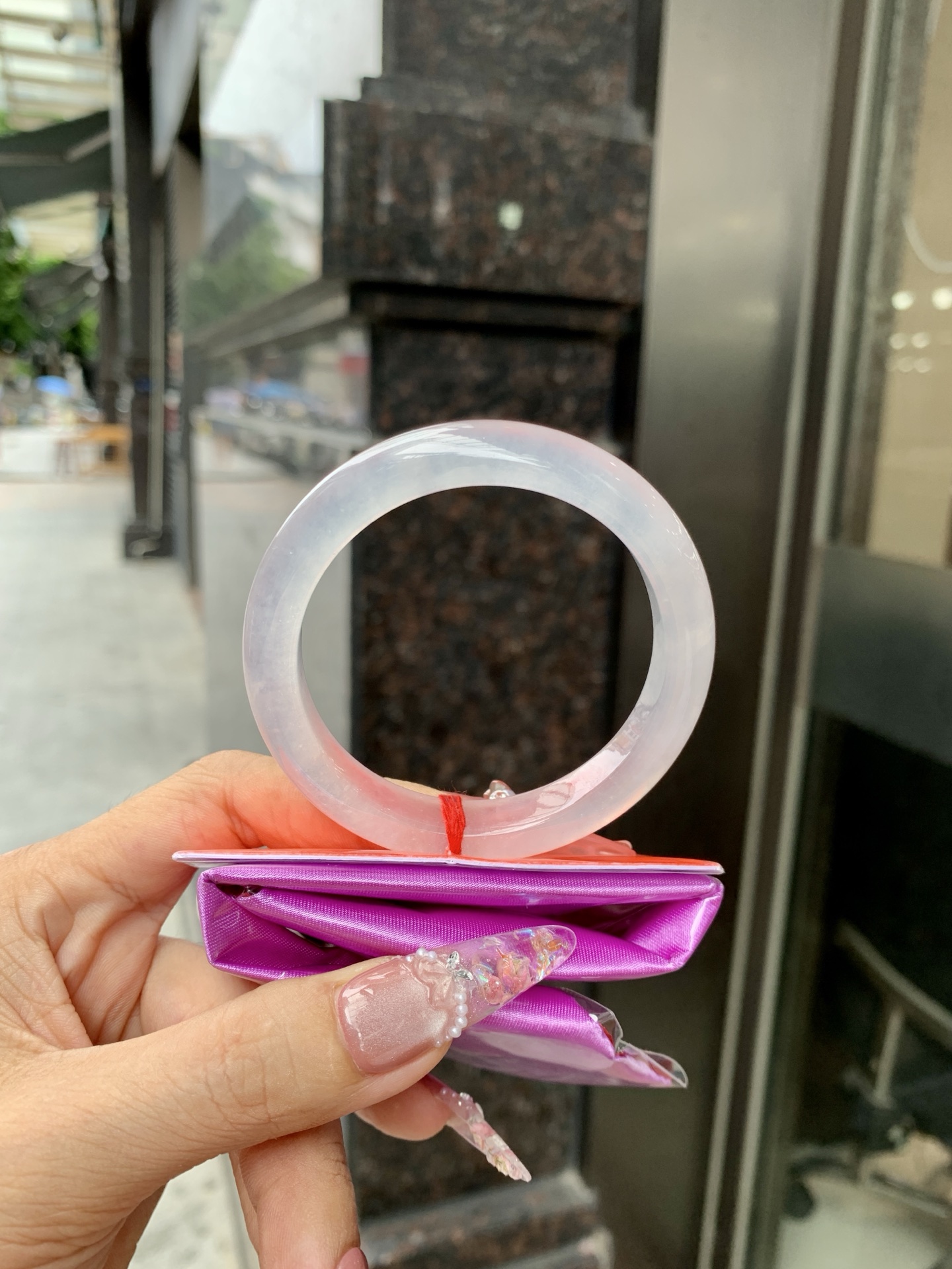 白冰正圈 52.7-7.8-9.9 0618-N1025 打灯细纹，底妆冰透胶润，一腕清透，简约清爽，不挑肤色年龄，给人一种清雅脱俗，天真纯美的感觉，真不愧是翡翠中的初恋