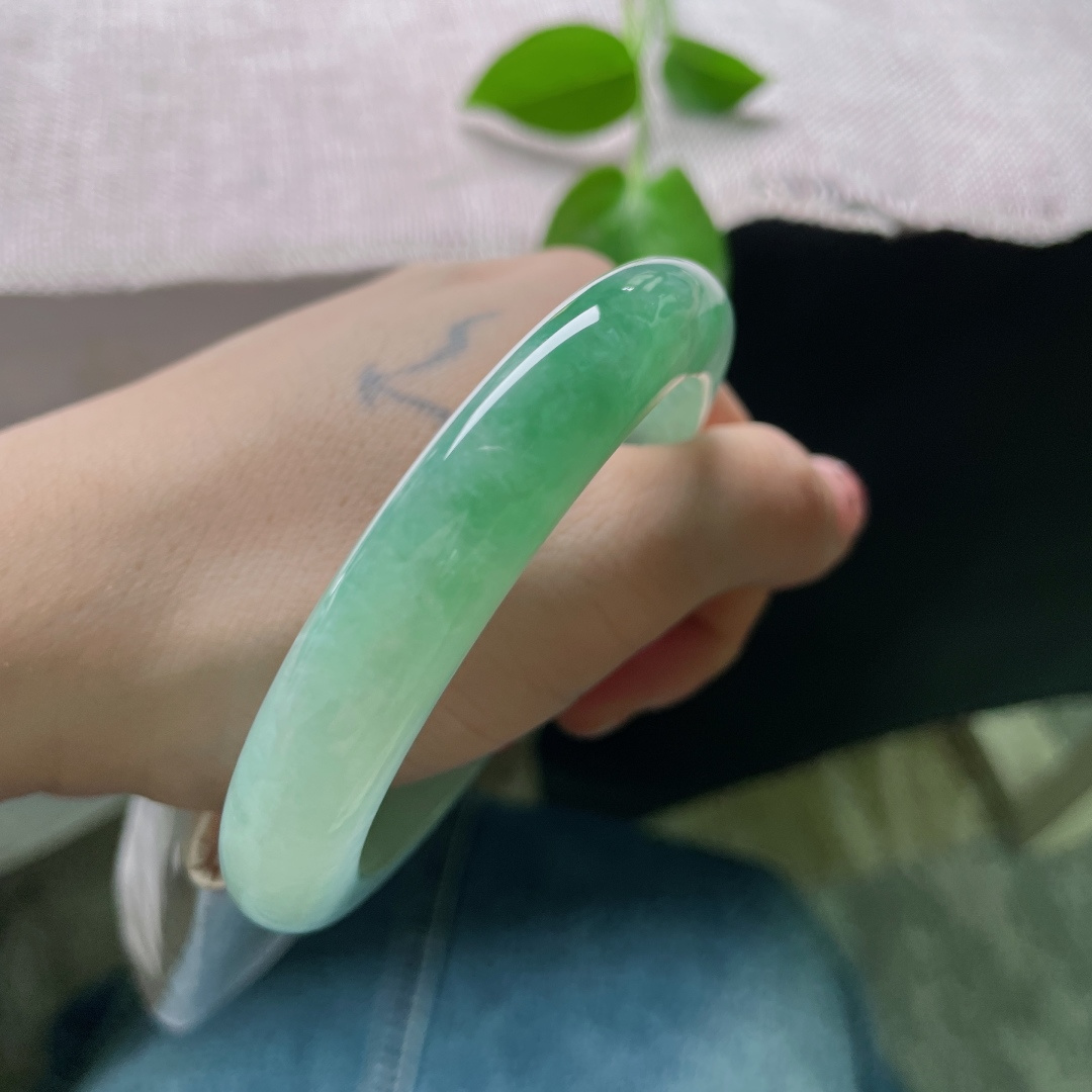 57.9/10.9/9，绿底正圈，种老，疏影横斜水清浅，暗香浮动月黄昏。无裂，ss53425a