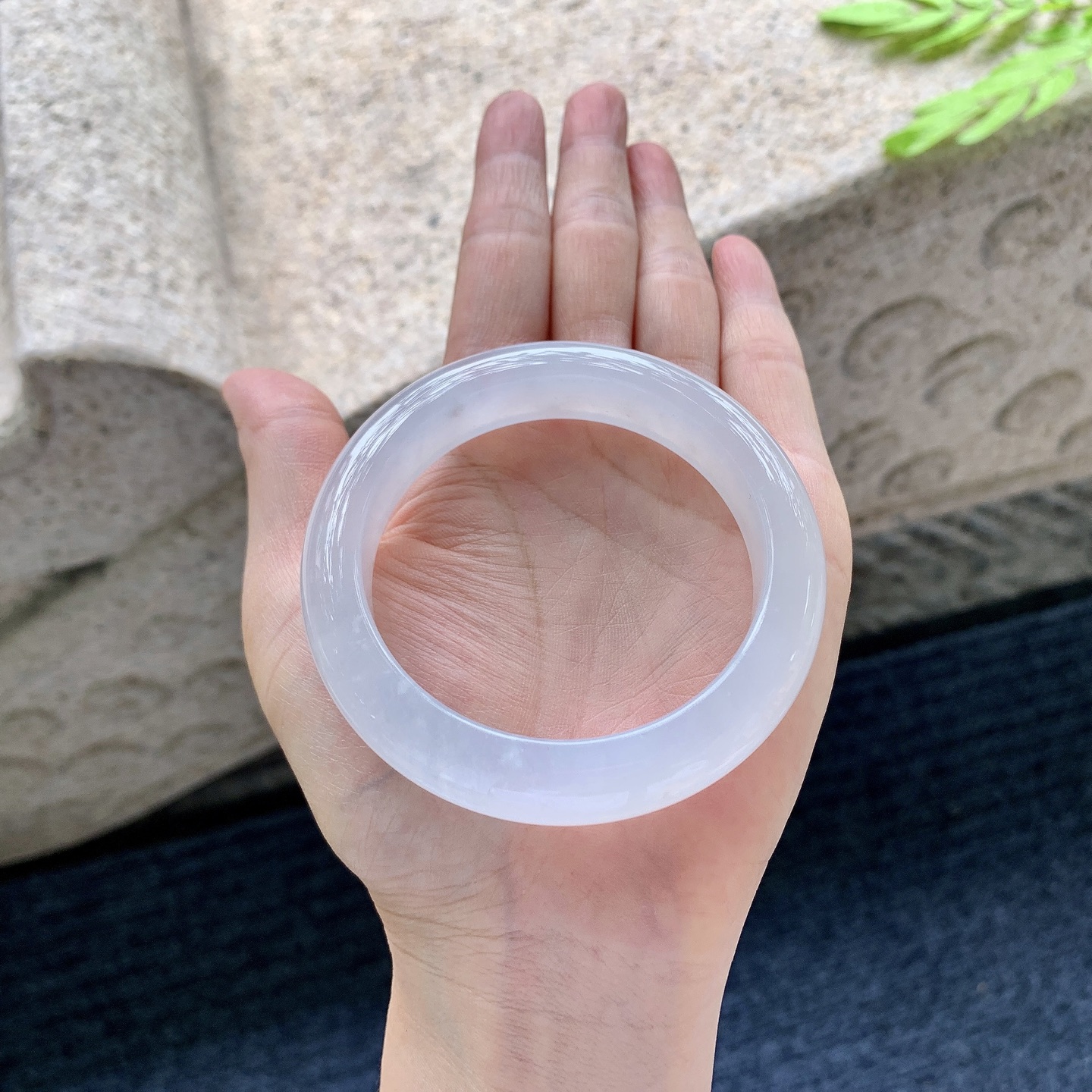 正圈 55 圈口55/12.7/9.2 编码Q5061916 描述冰糯底色，水润，种老，细腻，无裂