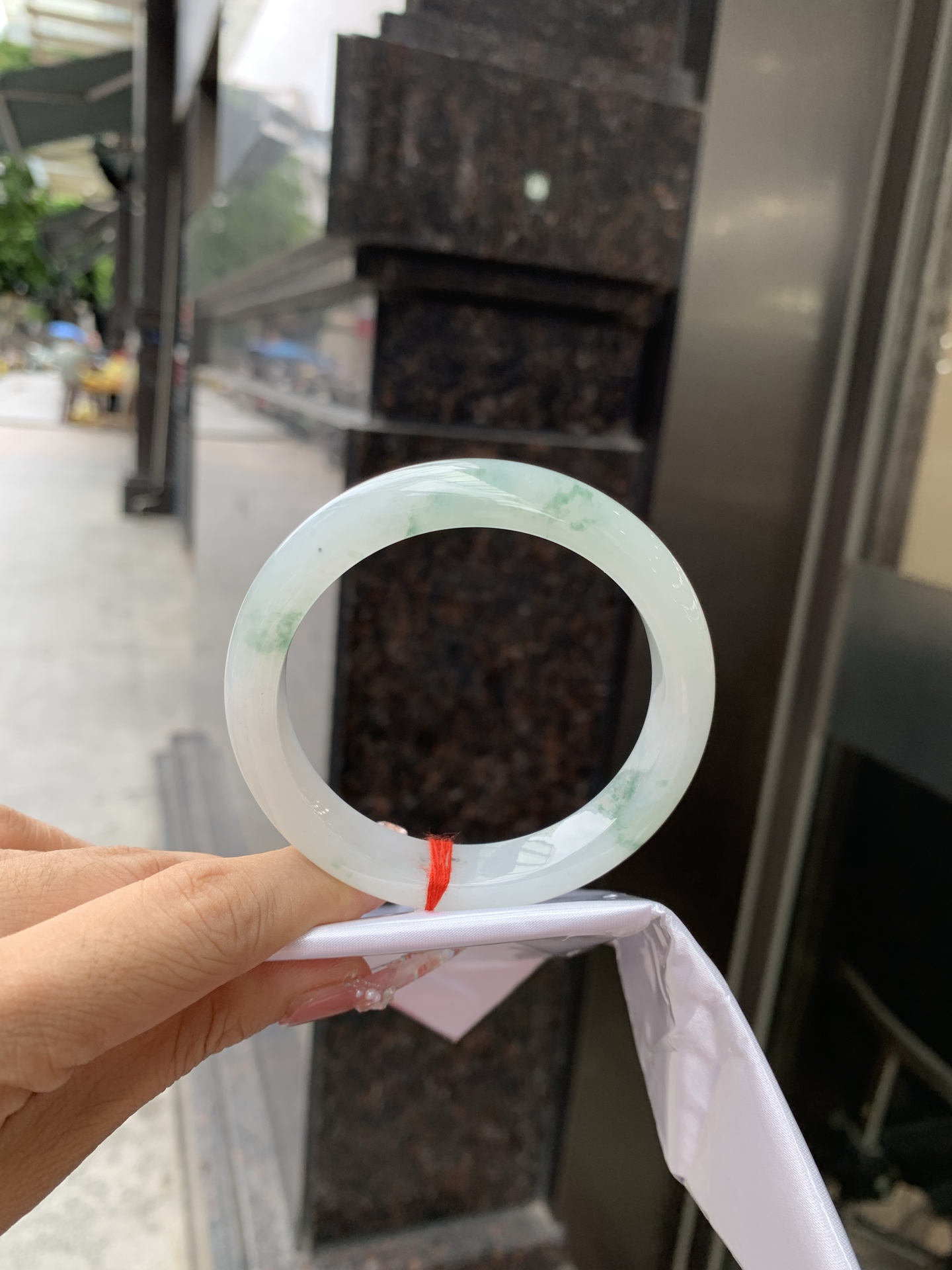 冰飘花正圈 55.8-8-11.3 0618-WL-829 无裂，底妆水润细腻，冰底中开出了朵朵绿花，飘花灵动飘逸，勾勒出一幅唯美诗意的山水意境画，古典优雅又秀气