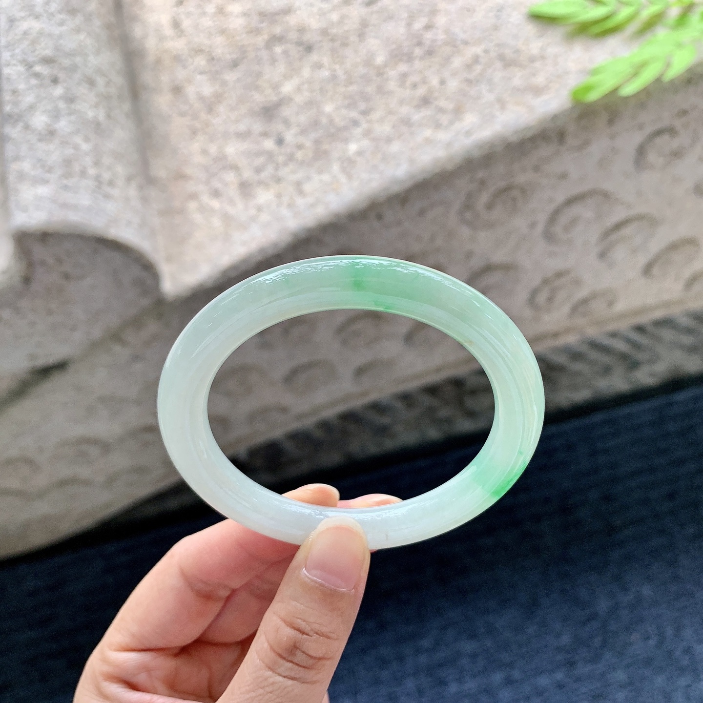 圆条53 54 55，圈口54.4/8.5/8.8，编码Y010517-2，冰糯飘绿，水润，种老，细腻，无裂