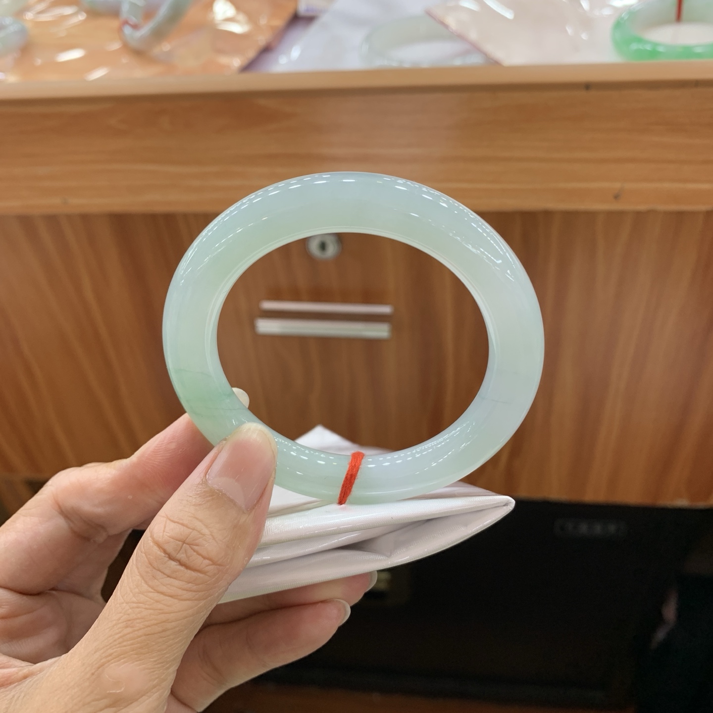 飘绿圆条翡翠手镯 55.6-10.5