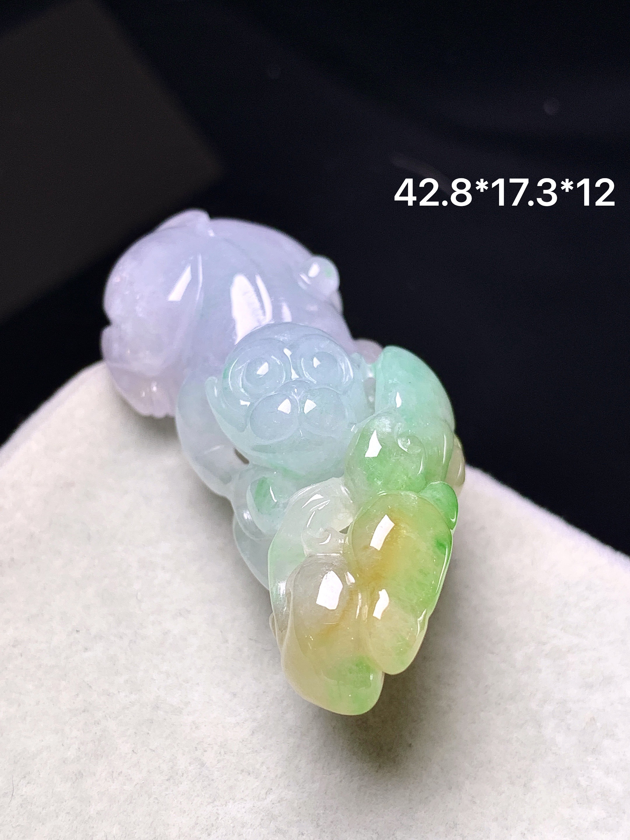 飘黄绿灵猴吊坠 玉质细腻 色泽艳丽清新 整体尺寸42.8*17.3*12 a5