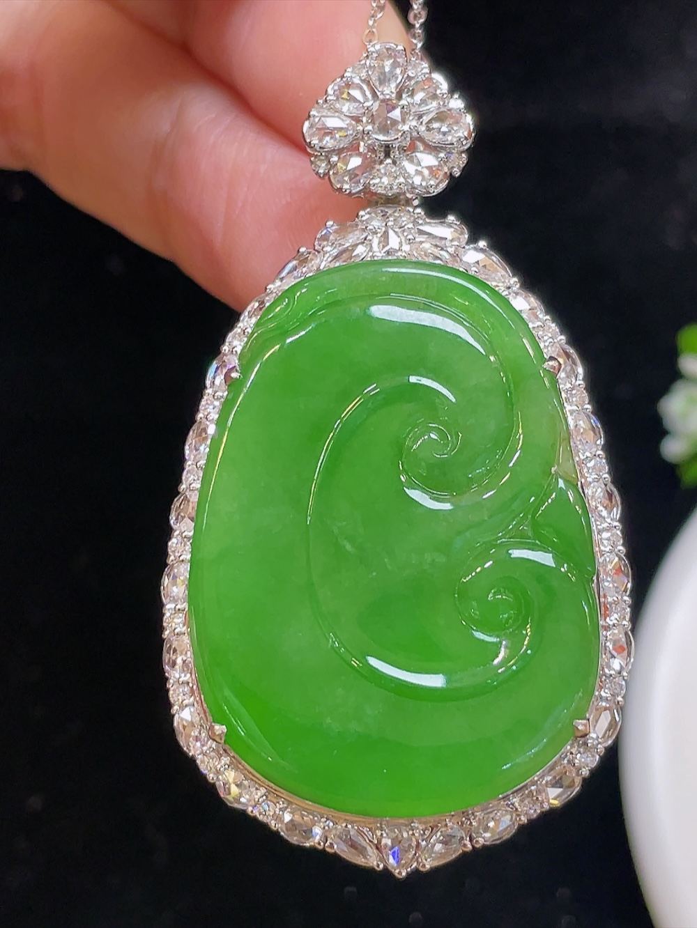 ️【高冰阳绿，大如意】大件饱满，通透水润，玉质细腻，翠色鲜艳，18k金奢华钻石镶嵌️，34.6-