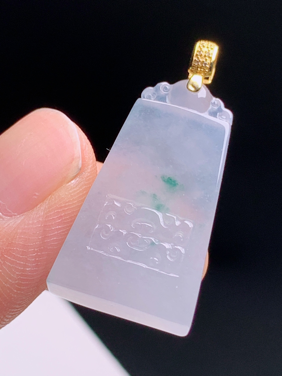 高冰飘花无事牌吊坠，浅春底飘翠雅致，金镶钻扣简约古韵