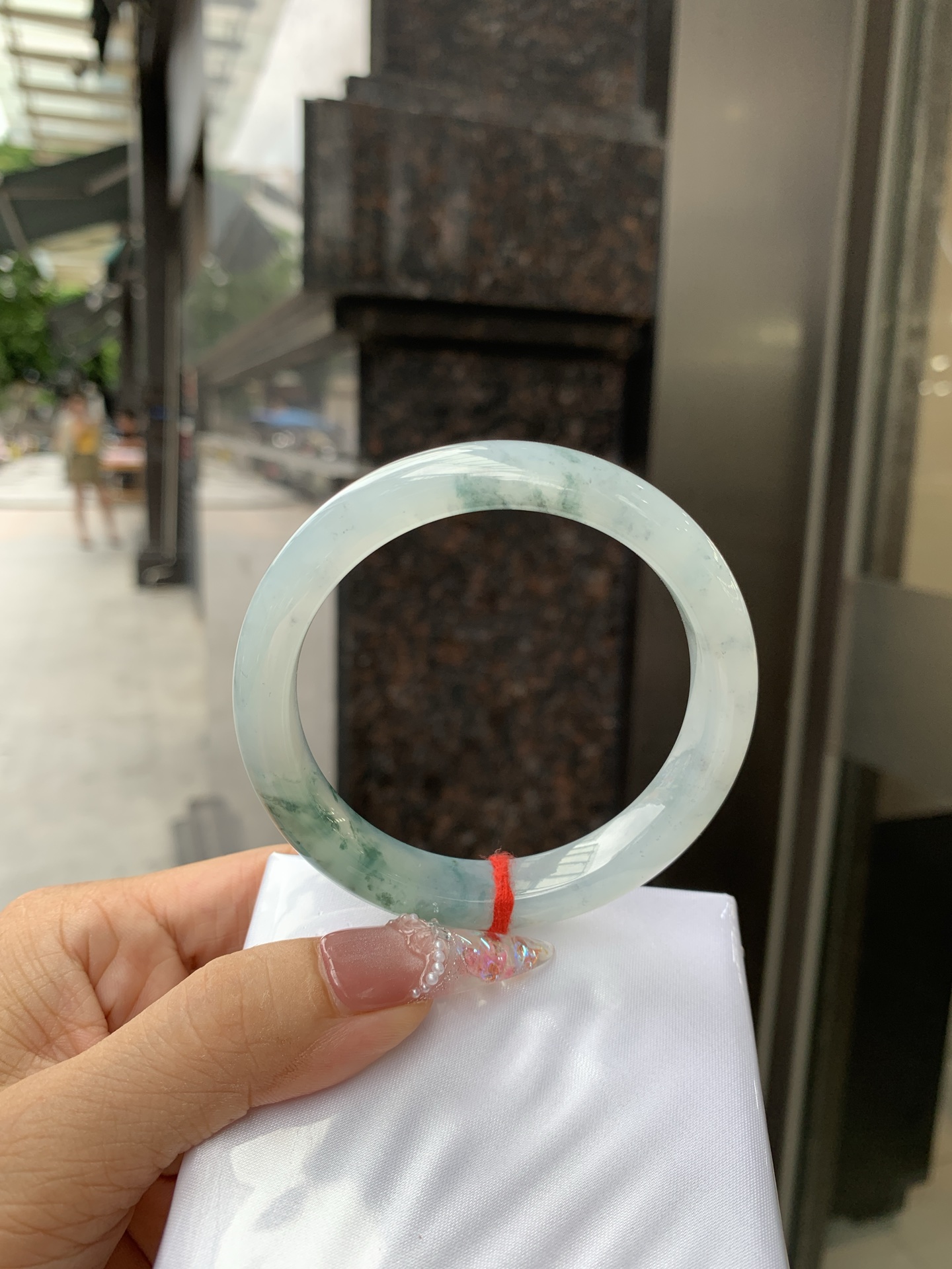 冰飘花正圈 57.6-8.3-10.6 0618-WL-731 无裂，底妆水润细腻，冰底中开出了朵朵兰花，飘花灵动飘逸，勾勒出一幅唯美诗意的山水意境画，古典优雅又秀气