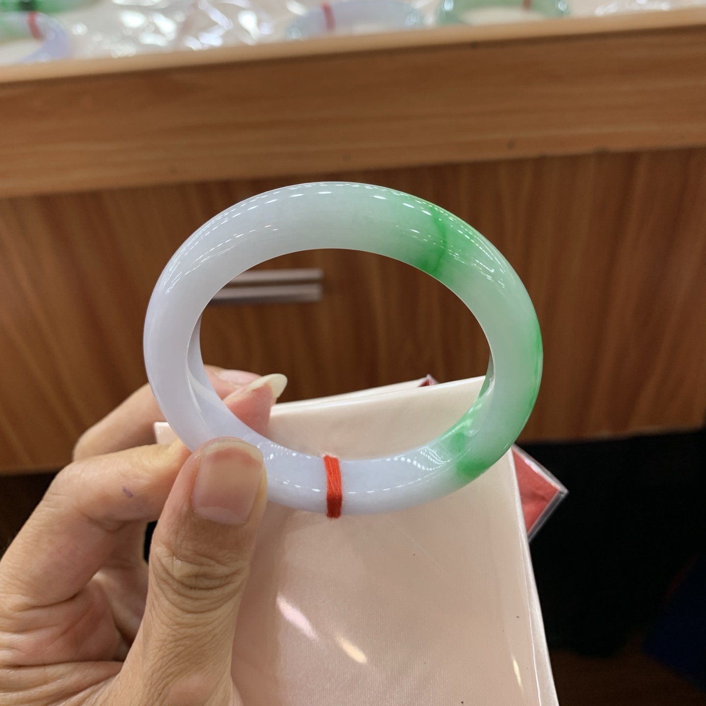 061807JJ 飘绿正圈翡翠手镯 53-10.5-8.7