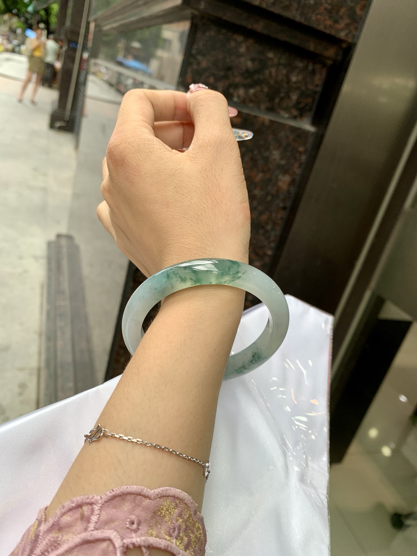 冰飘花正圈 57.6-8.3-10.6 0618-WL-731 无裂，底妆水润细腻，冰底中开出了朵朵兰花，飘花灵动飘逸，勾勒出一幅唯美诗意的山水意境画，古典优雅又秀气