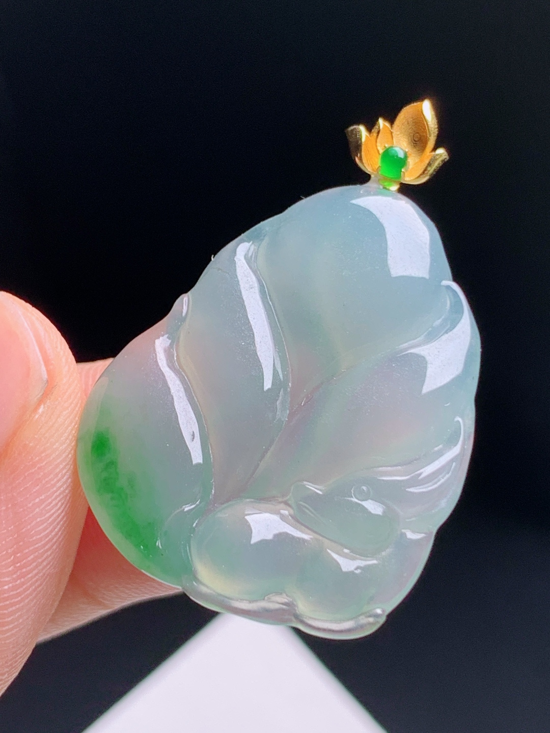 冰种飘绿九尾狐吊坠，冰透柔光翠色点缀，金莲花顶珠灵动雅致