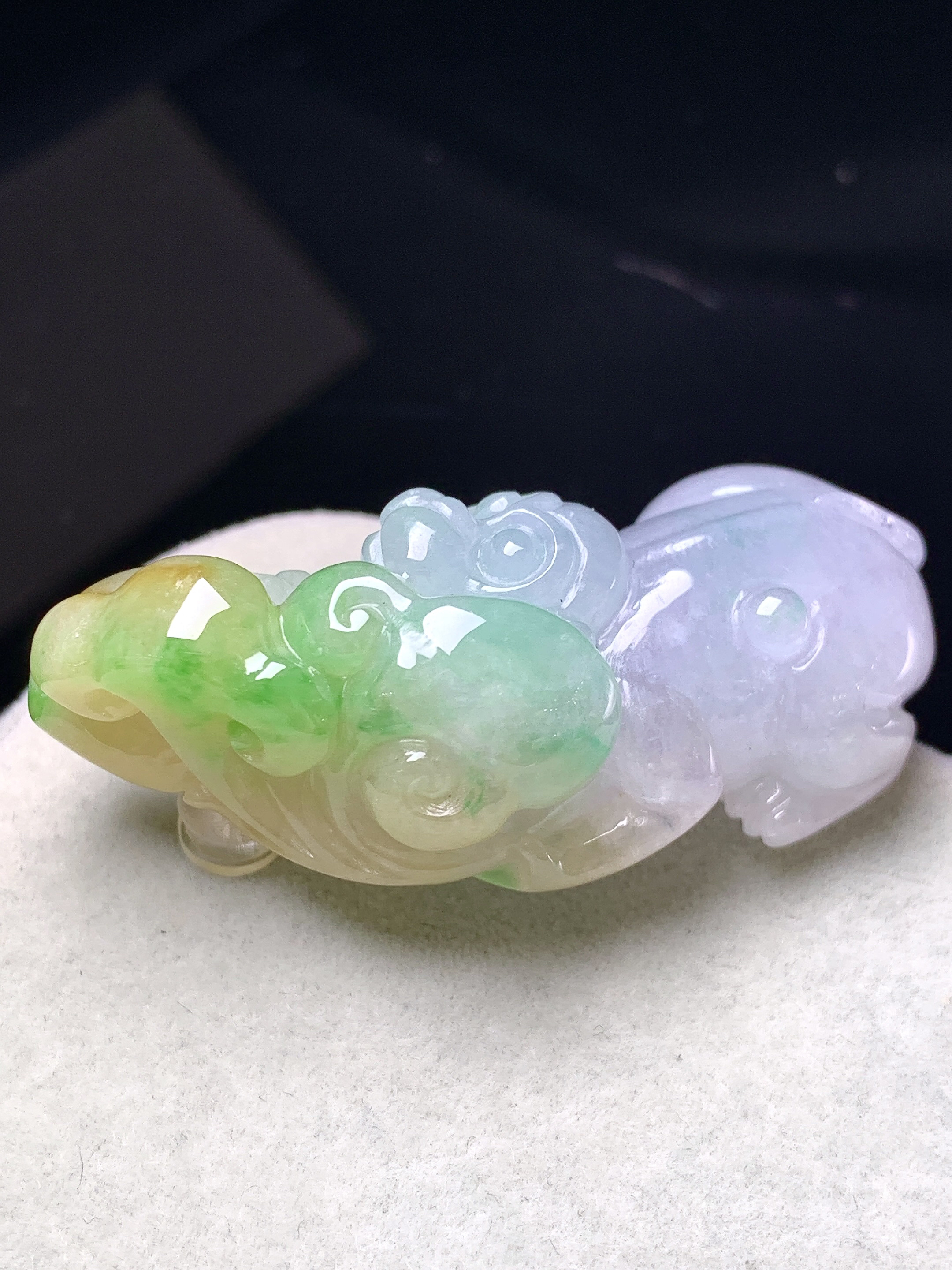 飘黄绿灵猴吊坠 玉质细腻 色泽艳丽清新 整体尺寸42.8*17.3*12 a5