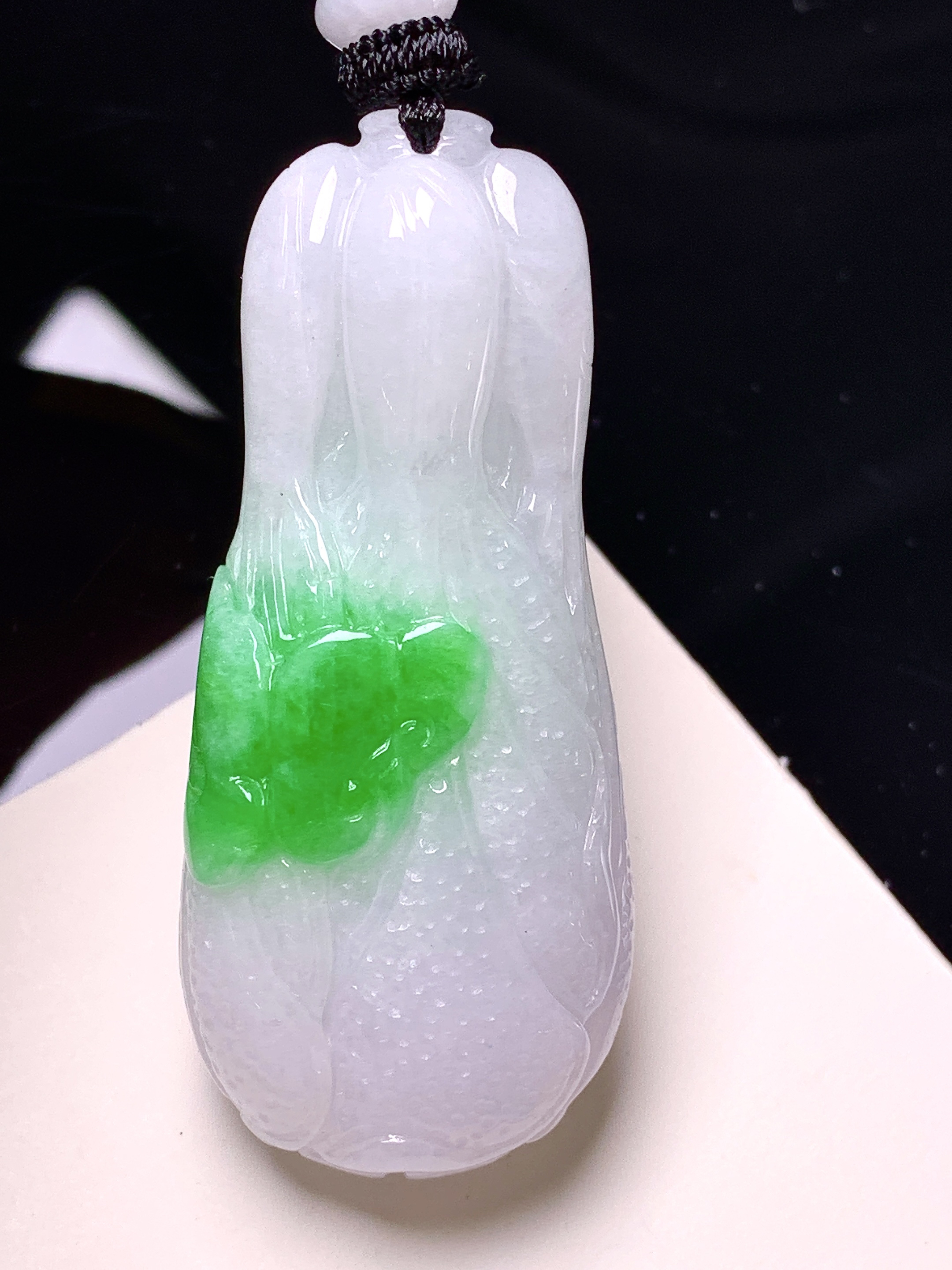 飘绿白菜吊坠 玉质细腻 色泽艳丽清新 整体尺寸50*21.8*12.6 w1