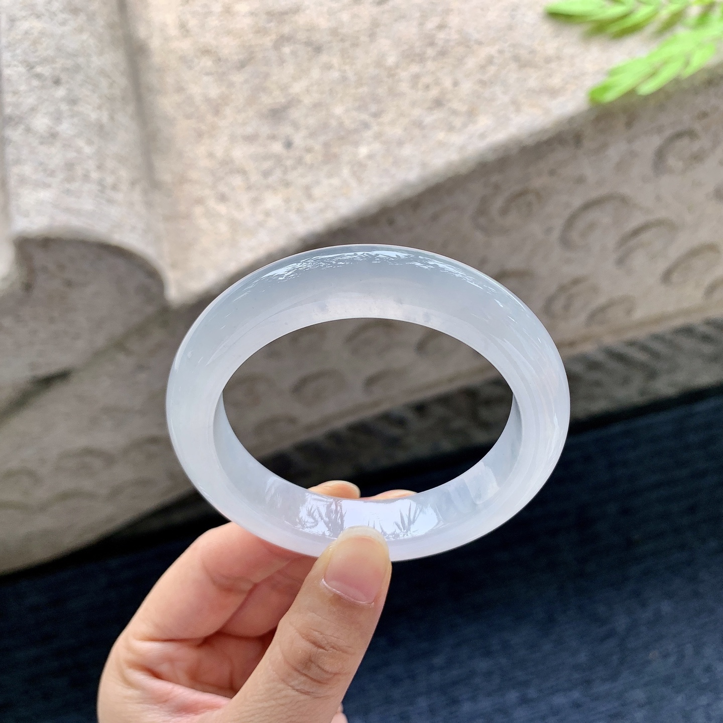 正圈 55 圈口55/12.7/9.2 编码Q5061916 描述冰糯底色，水润，种老，细腻，无裂