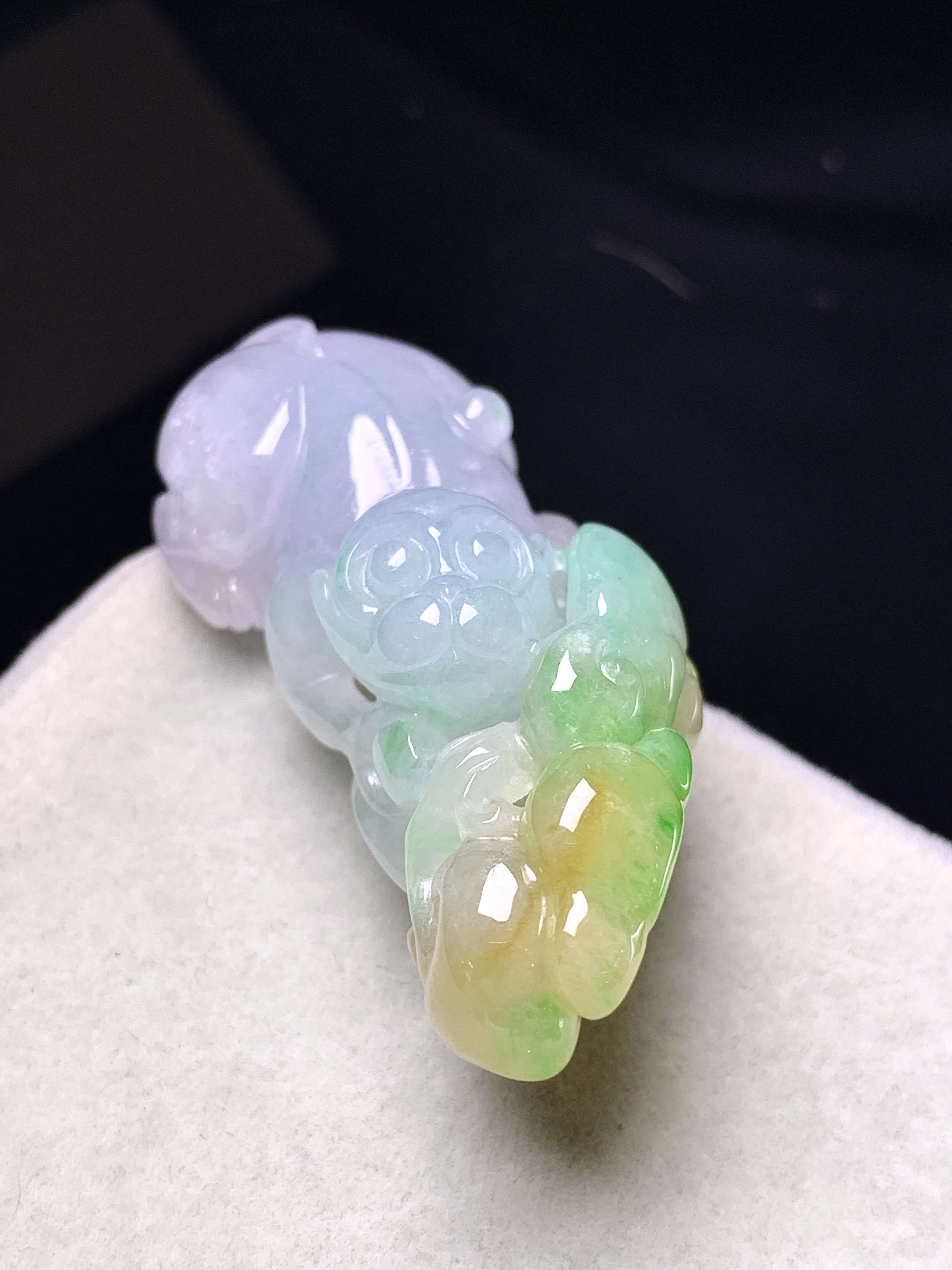 飘黄绿灵猴吊坠 玉质细腻 色泽艳丽清新 整体尺寸42.8*17.3*12 a5