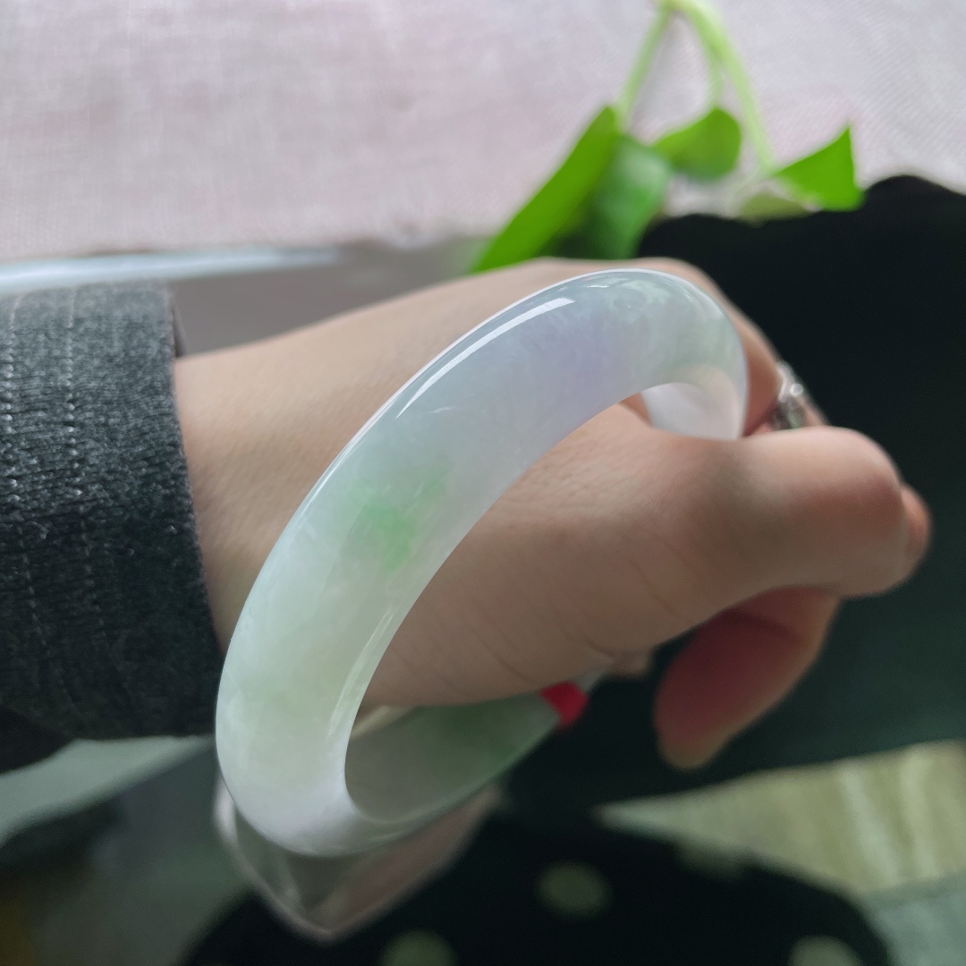 淡春彩正圈，水润细腻，紫绿相融，春色入腕，柔美动人，有棉线，ss54601a