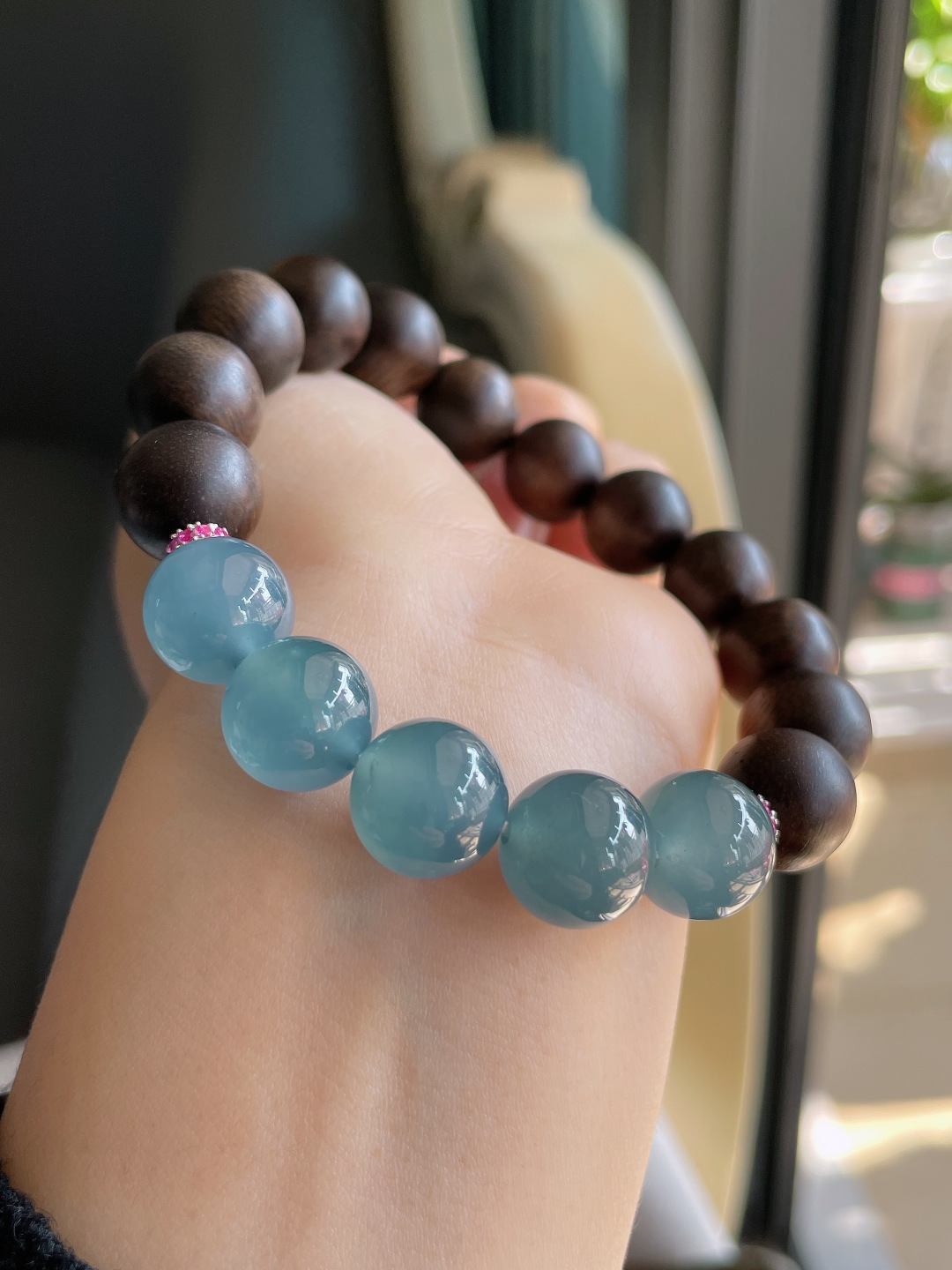 天然翡翠A货，冰蓝水圆珠搭配沉香木手串，尺寸：11.8mm。【编3606】