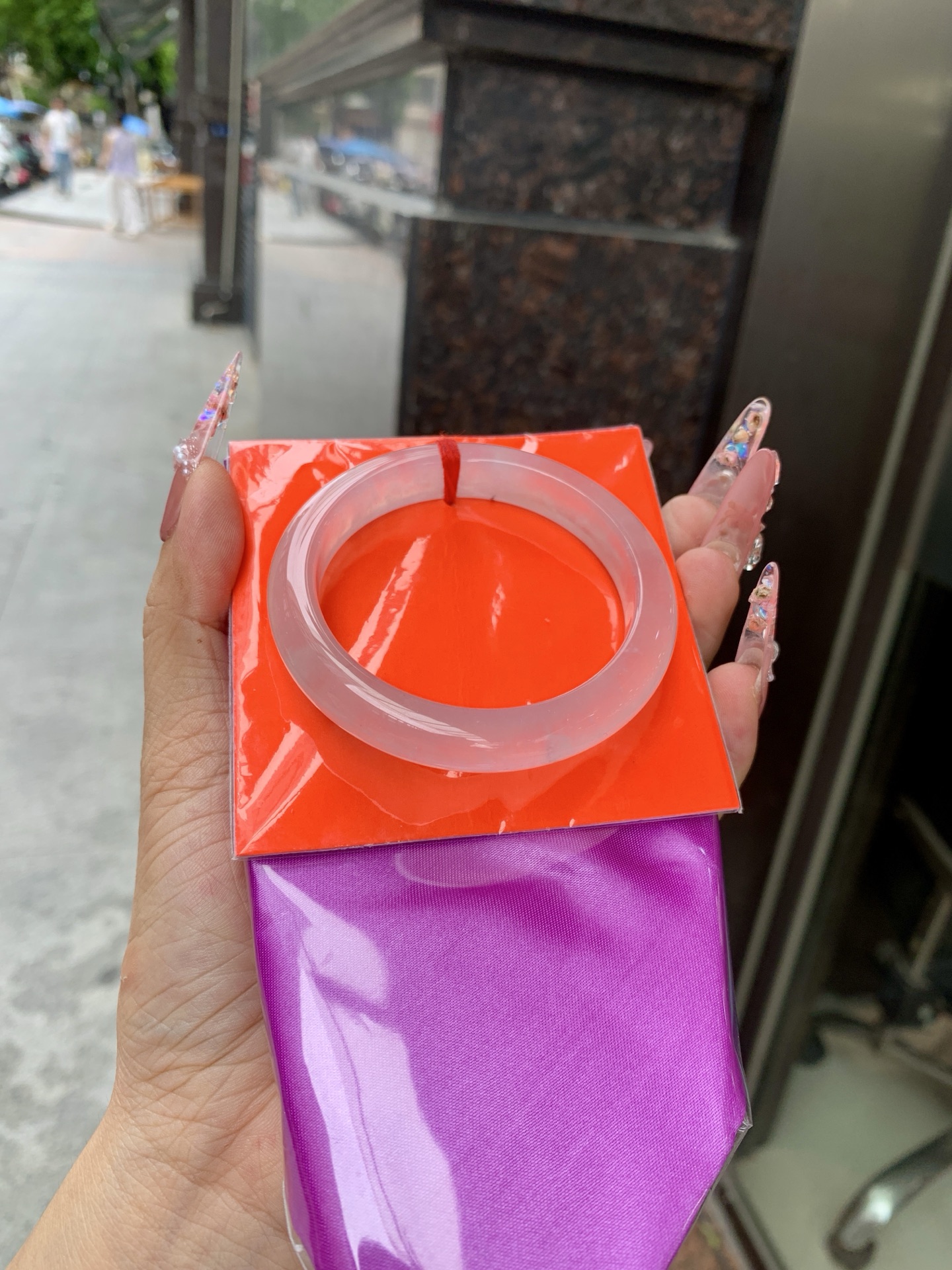 白冰正圈 52.7-7.8-9.9 0618-N1025 打灯细纹，底妆冰透胶润，一腕清透，简约清爽，不挑肤色年龄，给人一种清雅脱俗，天真纯美的感觉，真不愧是翡翠中的初恋