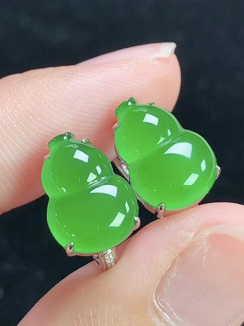 18k金镶冰绿葫芦耳环，无裂，裸石尺寸12.2-8.9-2.3mm，L18xm