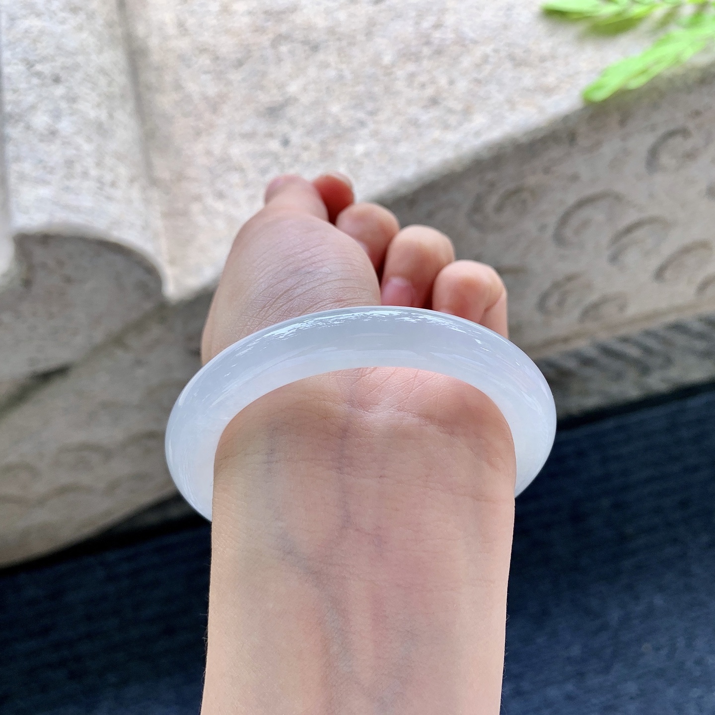 圆条52 53【圈口】53.2/9.4/9.3【编码】AD061901【描述】糯冰底色，水润，种老，细腻，无裂