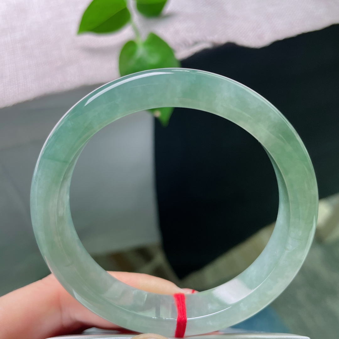冰油正圈，湖水蓝，莹润通透，佩戴深邃迷人，神秘高贵，冰润细腻，无裂，ss53403a