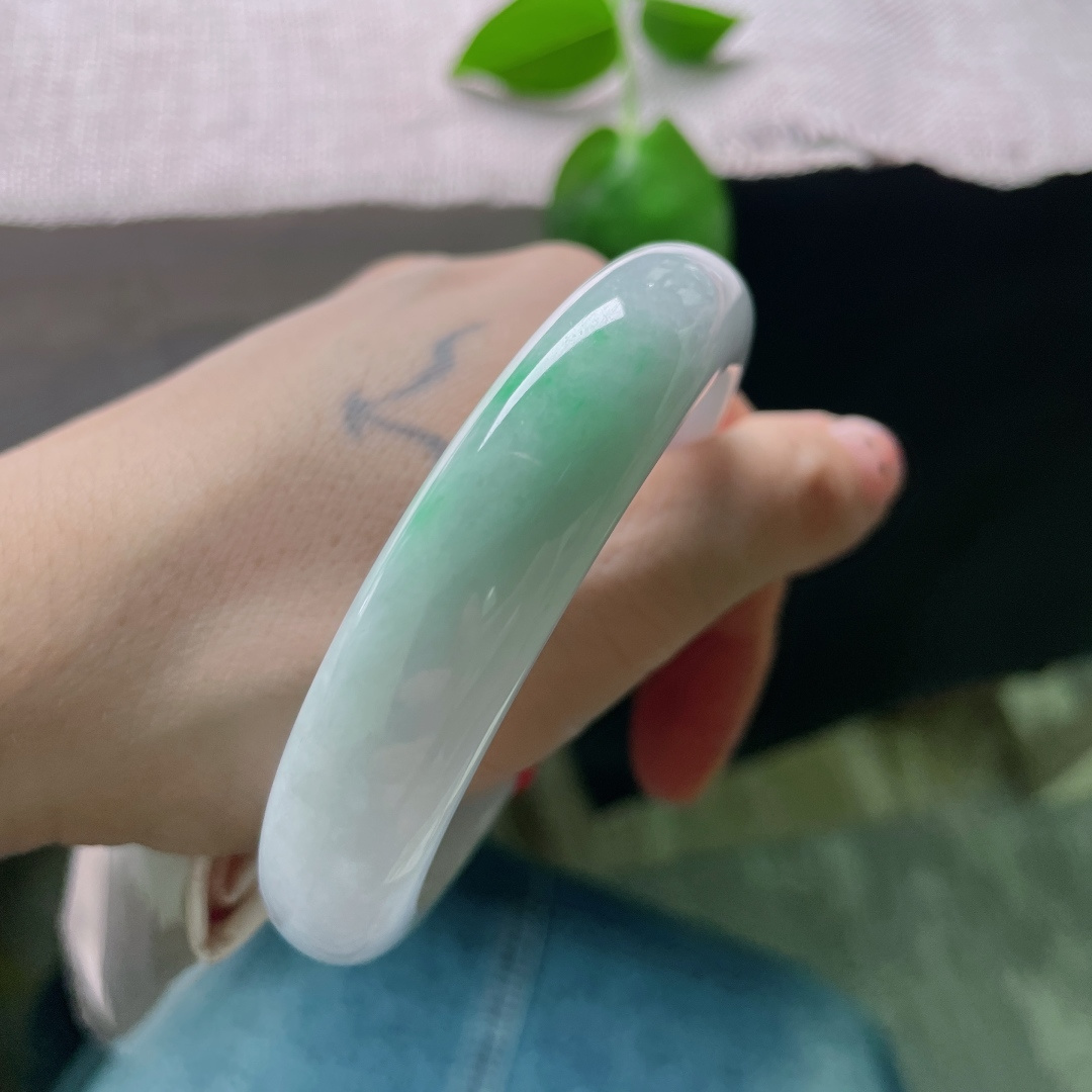 58.5/12.6/8.5飘绿正圈，水润细腻，白底青，举手投足间尽显优雅，有纹，ss53853a