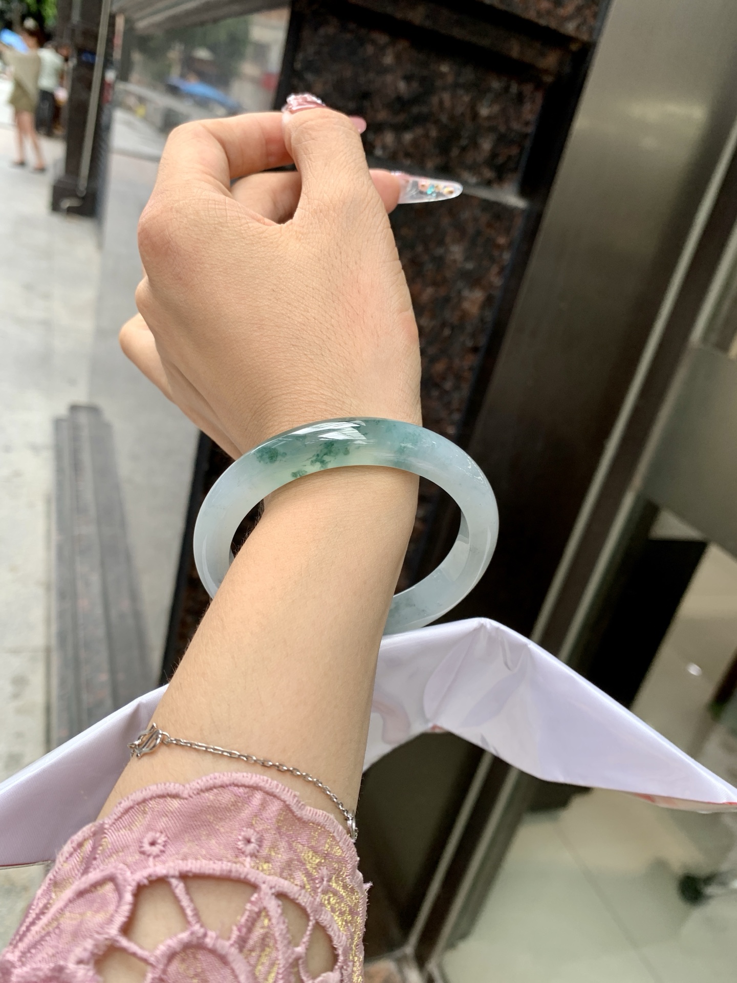 冰飘花正圈 57.6-8.3-10.6 0618-WL-731 无裂，底妆水润细腻，冰底中开出了朵朵兰花，飘花灵动飘逸，勾勒出一幅唯美诗意的山水意境画，古典优雅又秀气