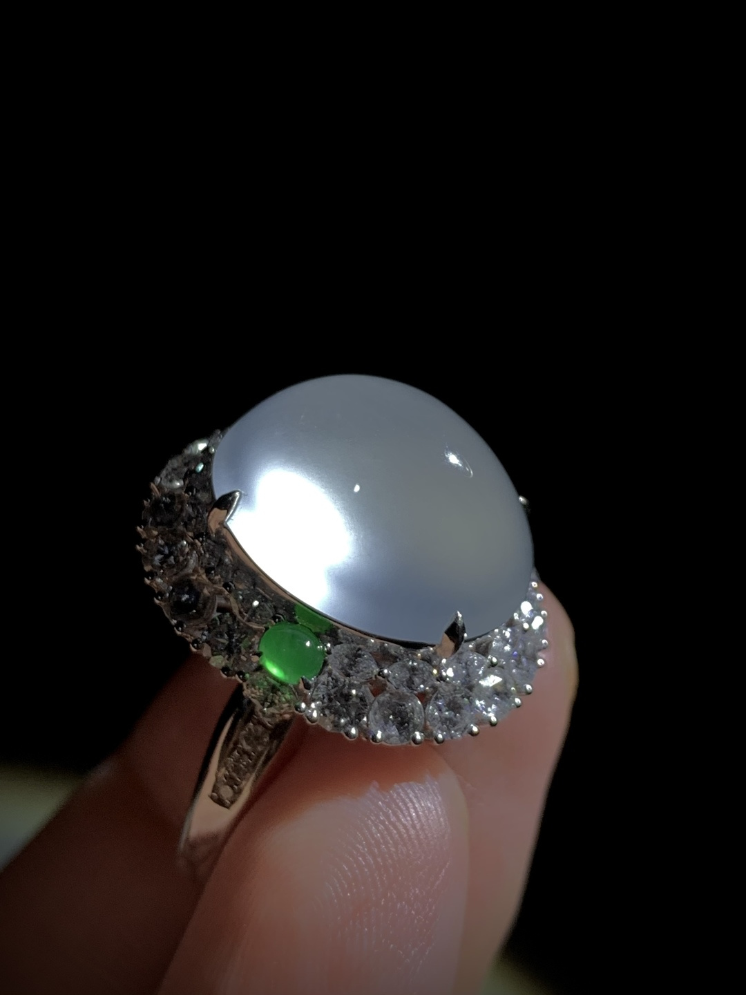 高品质白蛋面戒指，裸石17.5-15.2-10.2mm，台面整体23-21.5-17mm，14#，12.48g，18K金，南非钻，翡翠绿蛋面