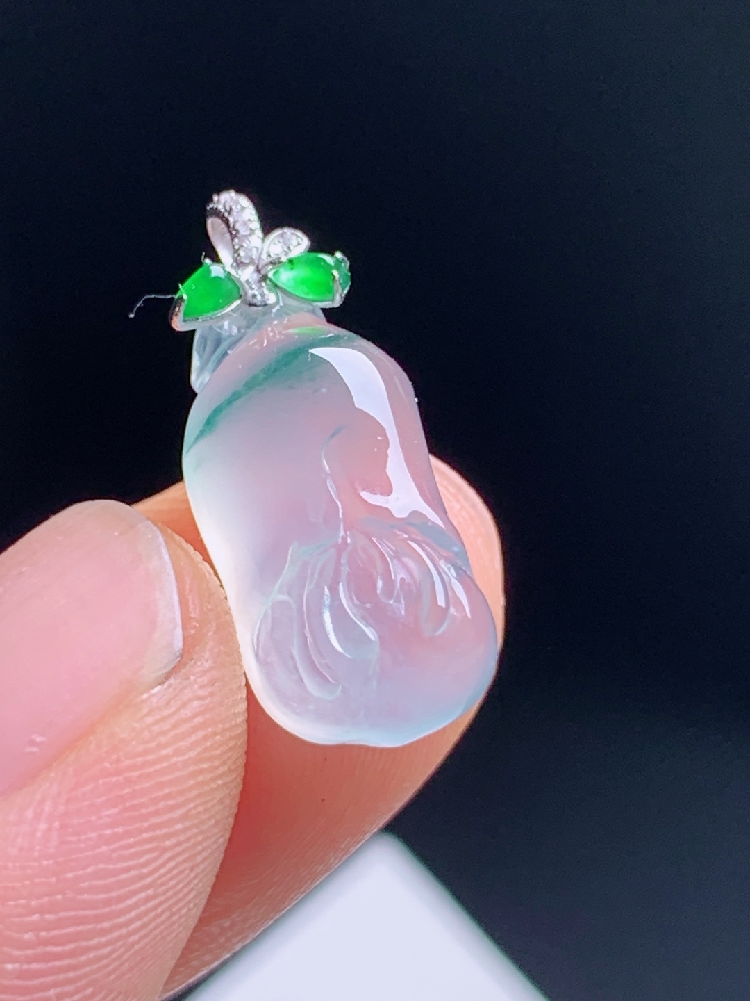 冰种飘绿玉兰花吊坠，冰透起荧光翠色点缀，满钻金扣福寿安康