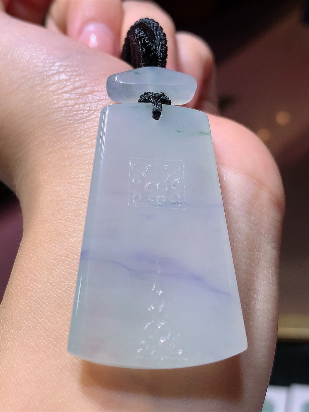 冰紫仿古无事牌挂件。种老底子细腻，冰润起胶，雕工精致，佩戴精致气质货号23616，46.9-29.4-5.6