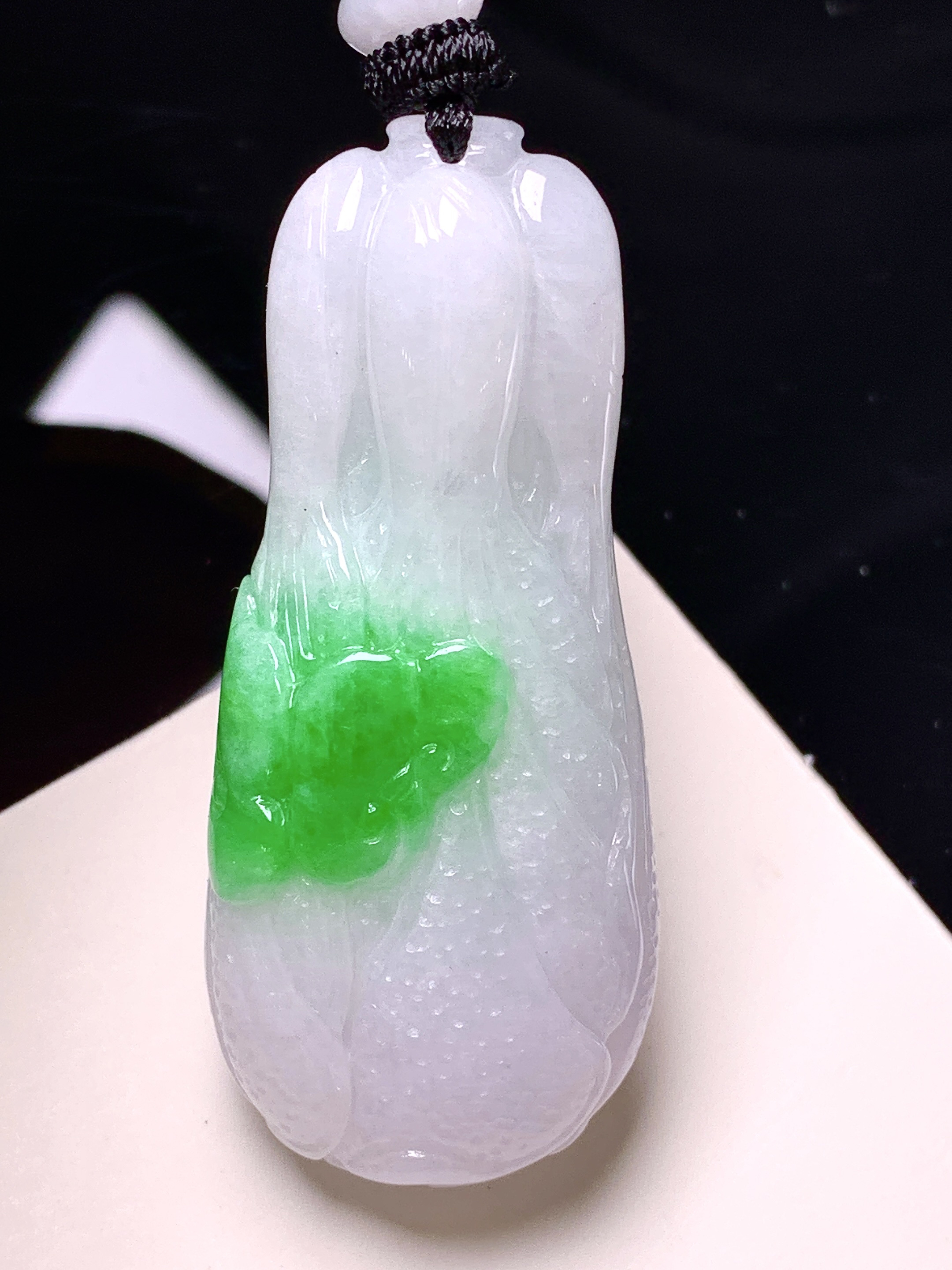 飘绿白菜吊坠 玉质细腻 色泽艳丽清新 整体尺寸50*21.8*12.6 w1