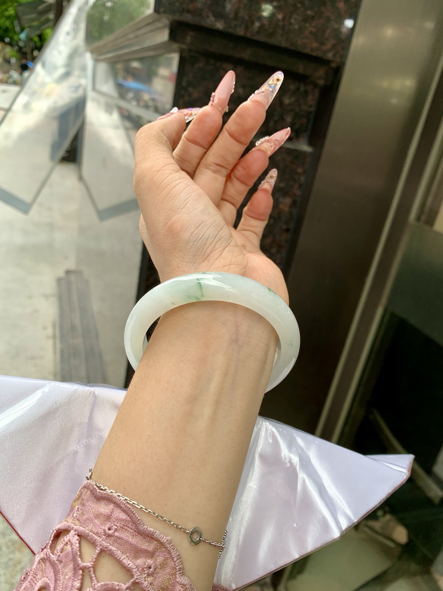 冰飘花正圈 55.8-8-11.3 0618-WL-829 无裂，底妆水润细腻，冰底中开出了朵朵绿花，飘花灵动飘逸，勾勒出一幅唯美诗意的山水意境画，古典优雅又秀气