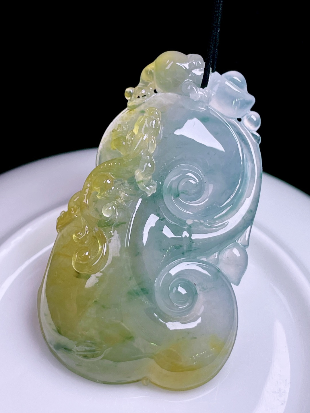 冰黄飘花如意 色泽艳丽，种老起胶 尺寸：50.2/30/7.7