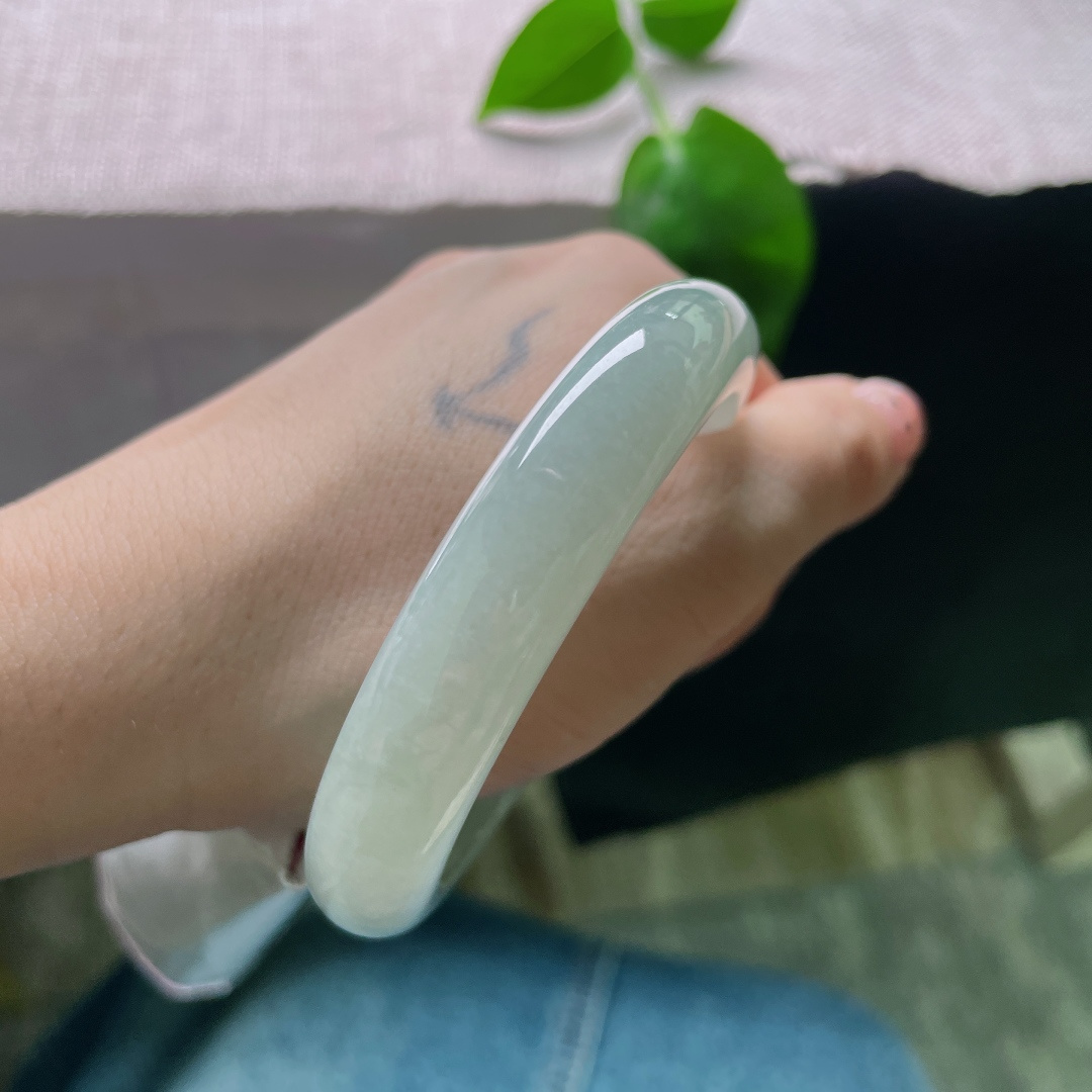 57/12.1/8.8绿底正圈，柔情似水，佳期如梦。肉质细腻干净，清爽自然，无裂，ss52451a