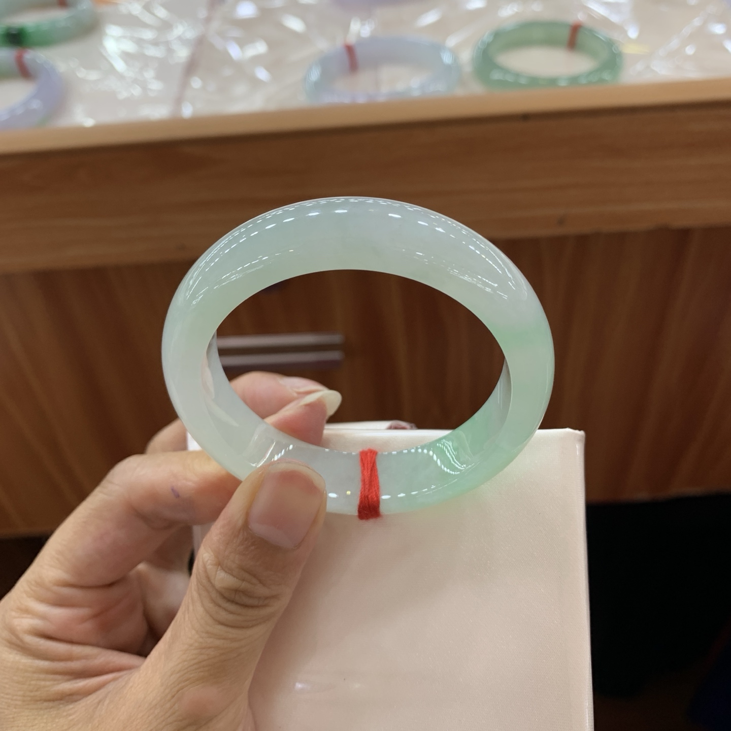 061803JJ 飘绿正圈翡翠手镯 51.9-13-8