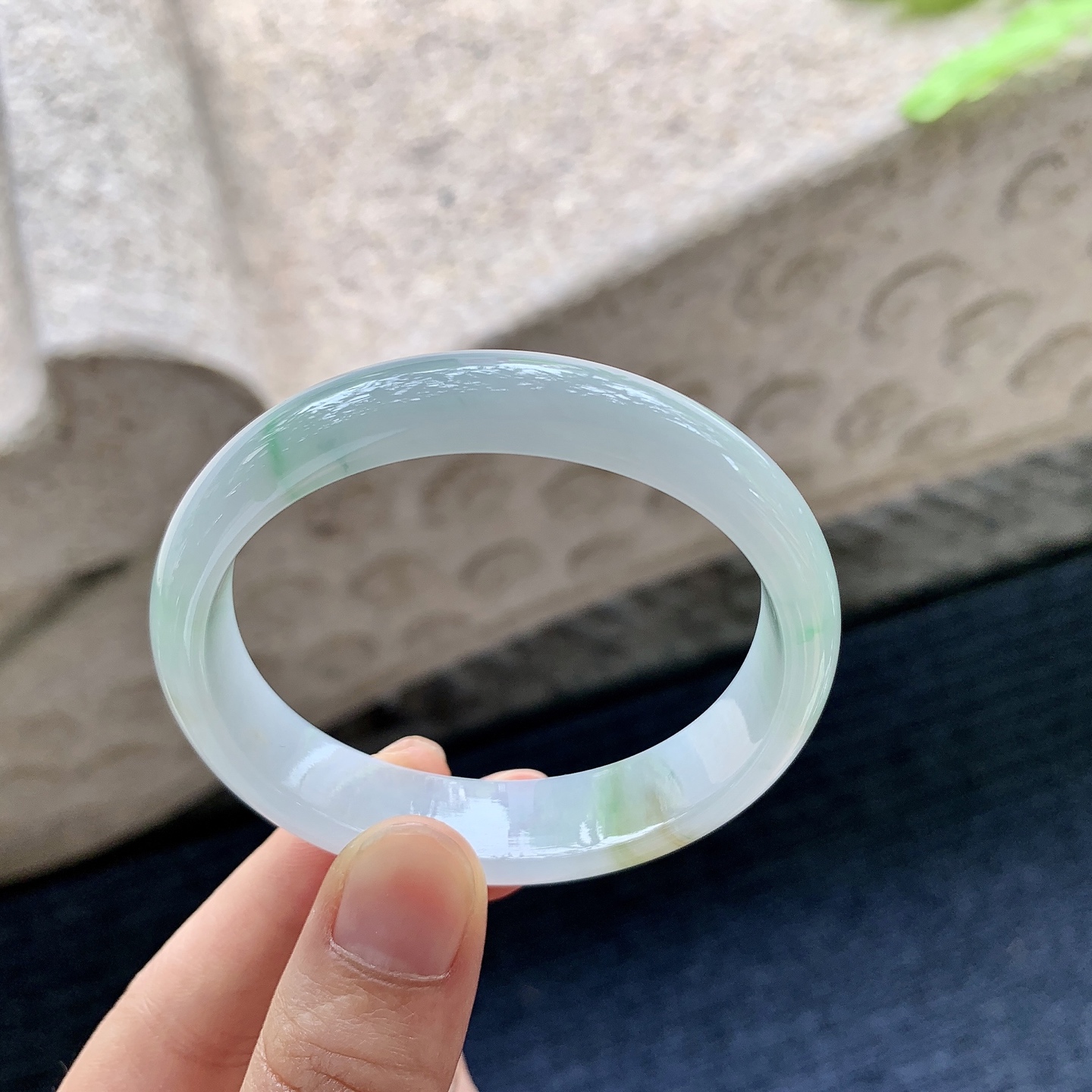 手镯贵妃52 53 圈口52/45.2/12.5/6.2 编码Y06 描述糯冰飘绿飘黄翡，细腻，水润，种老，打灯有细微棉线，无碍