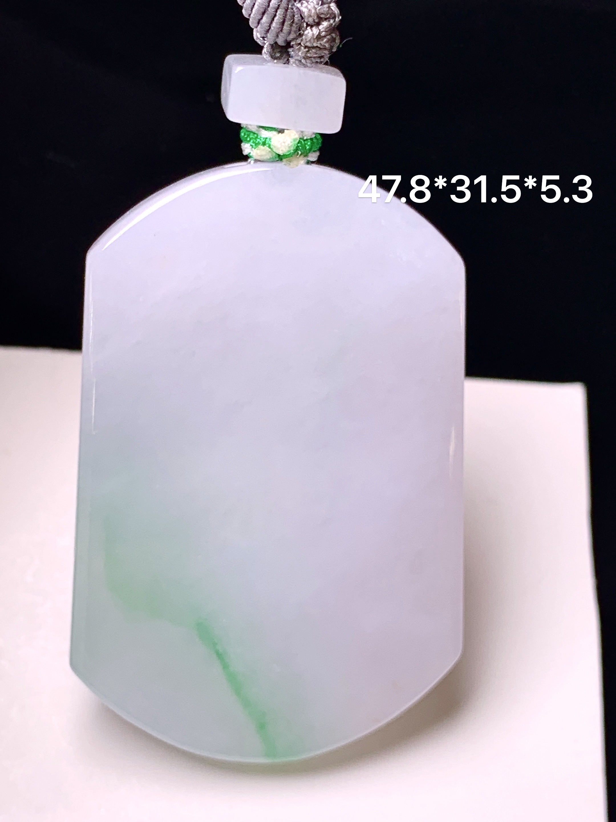 飘绿无事牌吊坠 玉质细腻 色泽艳丽清新 整体尺寸47.8*31.5*5.3 a5