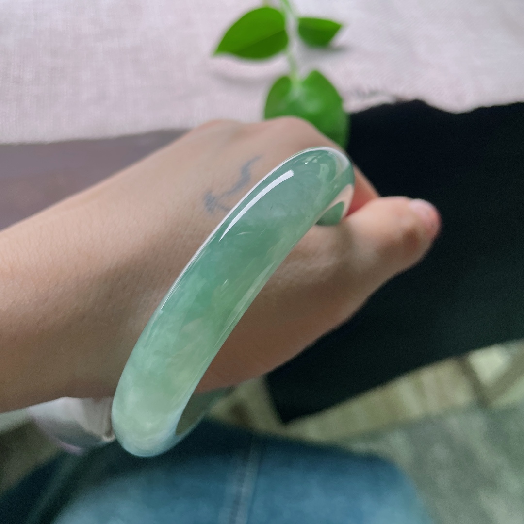 冰油正圈，湖水蓝，莹润通透，佩戴深邃迷人，神秘高贵，冰润细腻，无裂，ss53403a